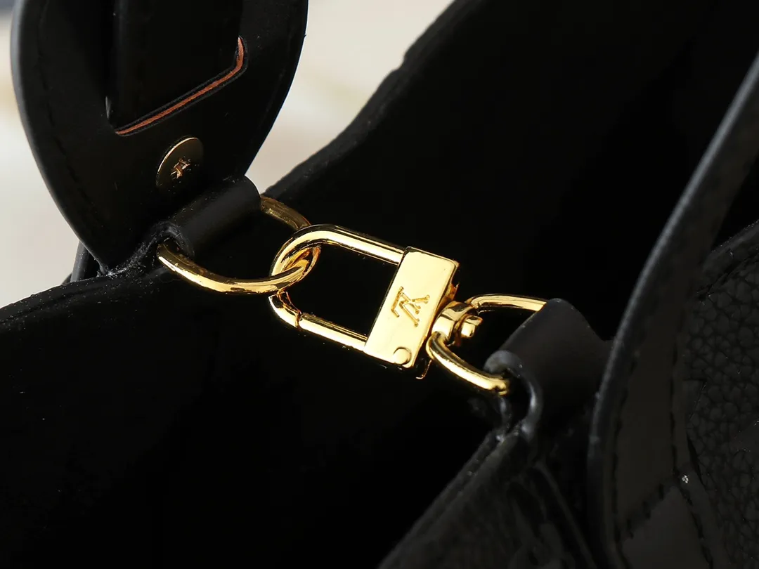 💰240💰Upgraded from the original M12925 M12926 M13480 M13044 M14356 M13045 M13089 This All In handbag is made of Monogram cow leather with shiny metal parts, and the iconic padlock and nameplate highlight the classic style. The adjustable shoulder strap continues the brand's trunk-making heritage, and the leather shoulder strap adds cross-body and shoulder carry options. The foldable design enables the silhouette to be retracted and retracted freely, providing ample space for daily use. 30.0 x 25.0 x 17.0 cm (length x height x width)
