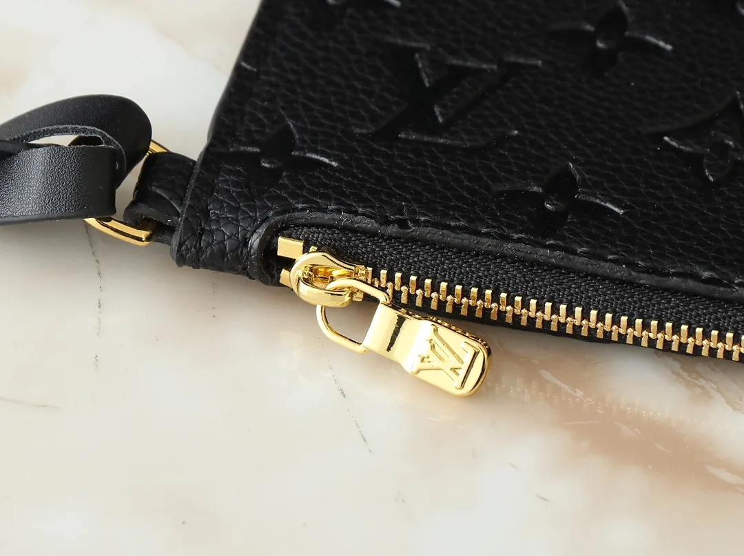 💰240💰Upgraded from the original M12925 M12926 M13480 M13044 M14356 M13045 M13089 This All In handbag is made of Monogram cow leather with shiny metal parts, and the iconic padlock and nameplate highlight the classic style. The adjustable shoulder strap continues the brand's trunk-making heritage, and the leather shoulder strap adds cross-body and shoulder carry options. The foldable design enables the silhouette to be retracted and retracted freely, providing ample space for daily use. 30.0 x 25.0 x 17.0 cm (length x height x width)