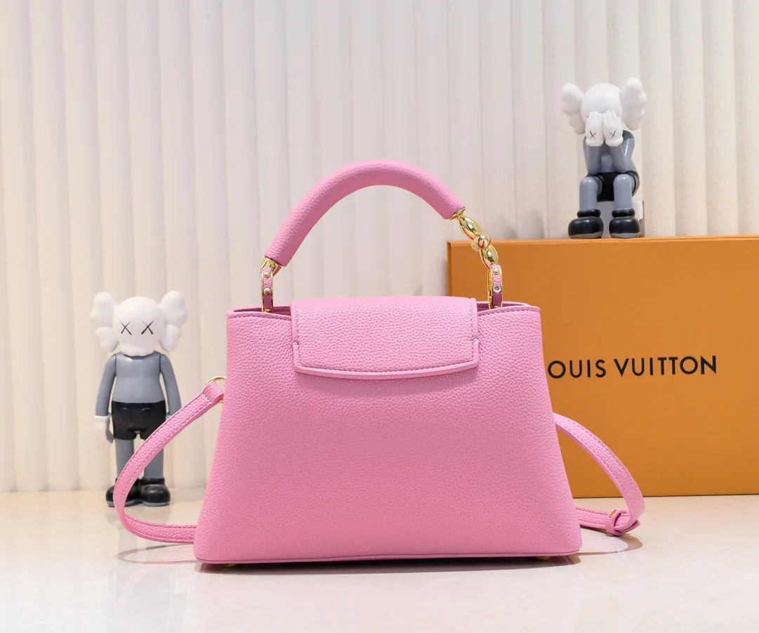 The upgraded version of the P460 M24698 Capucines BB handbag is made of Taurillon cow leather decorated with shiny metal parts, and the LV letters are written in 3D strokes. Metal Monogram flowers bloom quietly on the rolled leather handle, subtly proving the brand's exquisite craftsmanship. The detachable and adjustable leather shoulder strap allows for comfortable shoulder carrying. Detailed features 26.5 x17.5 x9 cm