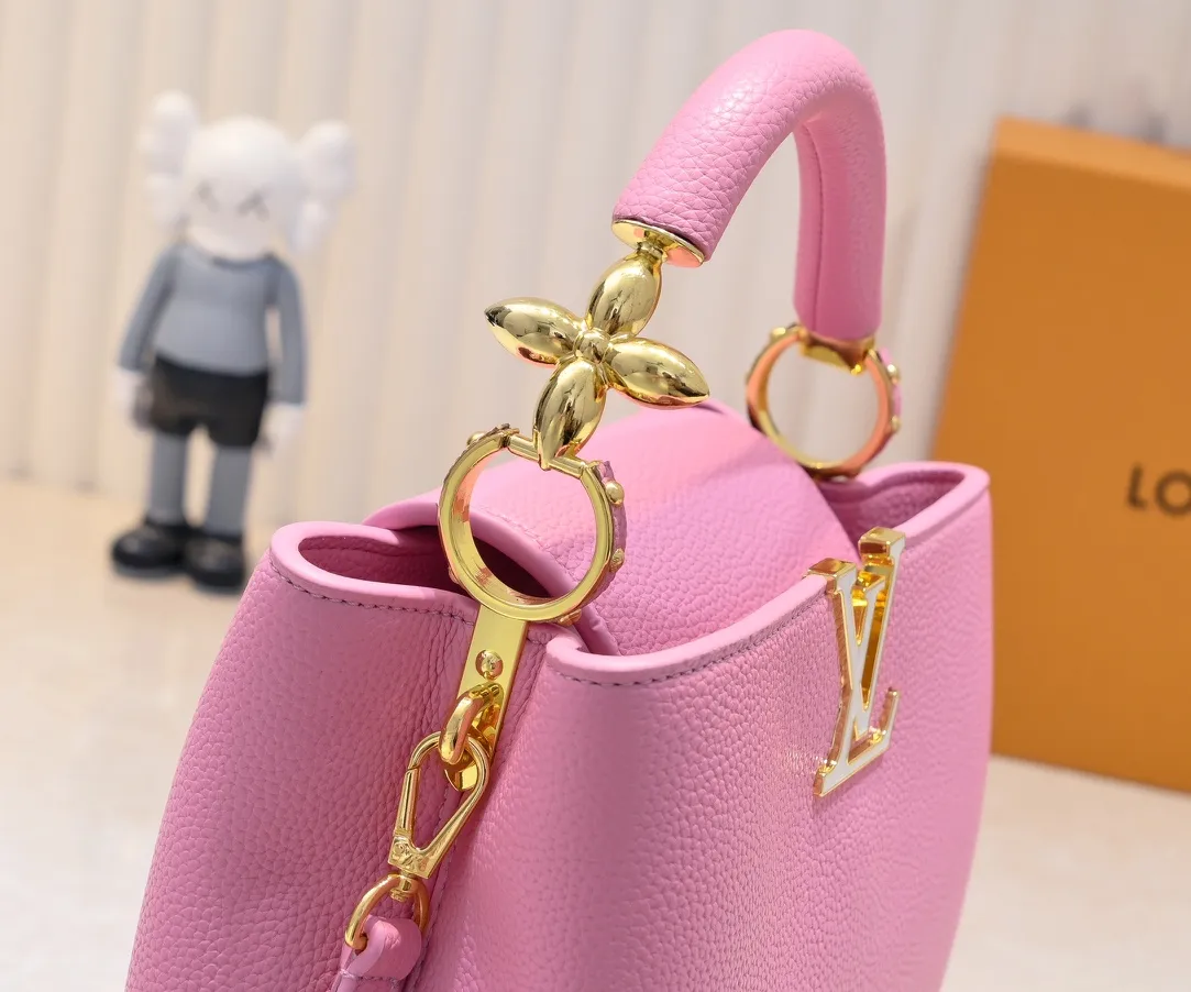 The upgraded version of the P460 M24698 Capucines BB handbag is made of Taurillon cow leather decorated with shiny metal parts, and the LV letters are written in 3D strokes. Metal Monogram flowers bloom quietly on the rolled leather handle, subtly proving the brand's exquisite craftsmanship. The detachable and adjustable leather shoulder strap allows for comfortable shoulder carrying. Detailed features 26.5 x17.5 x9 cm