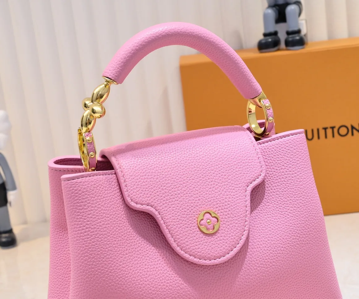 The upgraded version of the P460 M24698 Capucines BB handbag is made of Taurillon cow leather decorated with shiny metal parts, and the LV letters are written in 3D strokes. Metal Monogram flowers bloom quietly on the rolled leather handle, subtly proving the brand's exquisite craftsmanship. The detachable and adjustable leather shoulder strap allows for comfortable shoulder carrying. Detailed features 26.5 x17.5 x9 cm