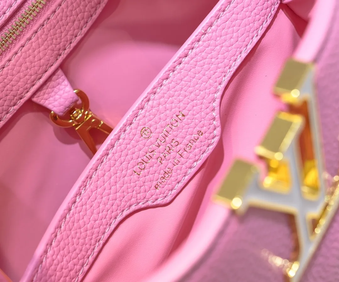 The upgraded version of the P460 M24698 Capucines BB handbag is made of Taurillon cow leather decorated with shiny metal parts, and the LV letters are written in 3D strokes. Metal Monogram flowers bloom quietly on the rolled leather handle, subtly proving the brand's exquisite craftsmanship. The detachable and adjustable leather shoulder strap allows for comfortable shoulder carrying. Detailed features 26.5 x17.5 x9 cm