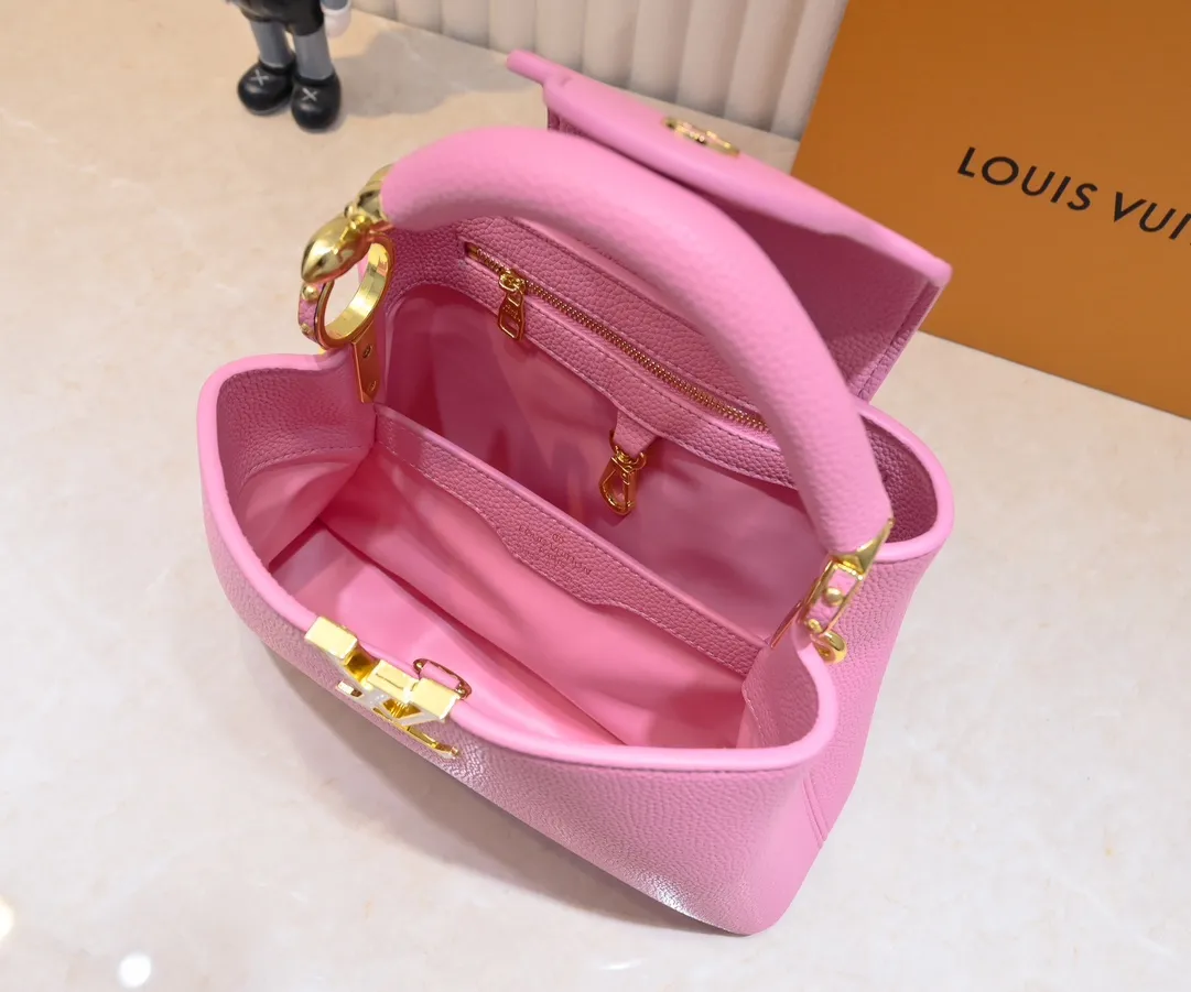 The upgraded version of the P460 M24698 Capucines BB handbag is made of Taurillon cow leather decorated with shiny metal parts, and the LV letters are written in 3D strokes. Metal Monogram flowers bloom quietly on the rolled leather handle, subtly proving the brand's exquisite craftsmanship. The detachable and adjustable leather shoulder strap allows for comfortable shoulder carrying. Detailed features 26.5 x17.5 x9 cm