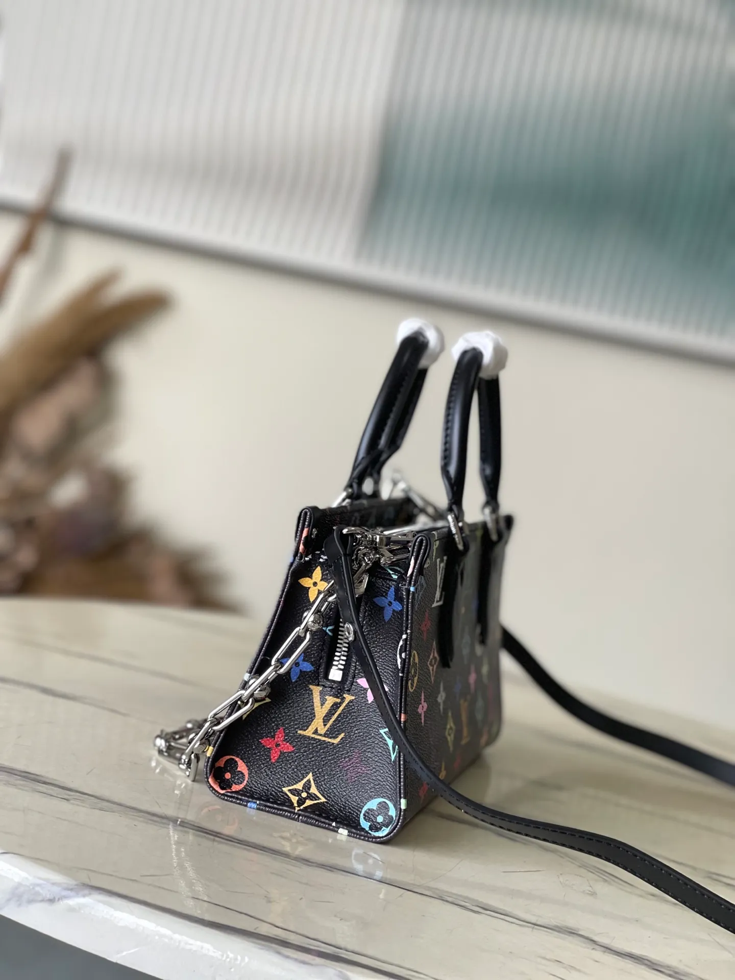 💰1240 Top original order M13260 This OnTheGo East West handbag is made of coated canvas, with the full-frame Monogram pattern painted in the rainbow tones of the x Murakami collaboration series. The cow leather Toron handle, cross-body chain and adjustable leather shoulder strap allow for a variety of carrying methods, and the ample interior can easily store smartphones and other daily needs. Dimensions: 25 × 13 × 10 cm
