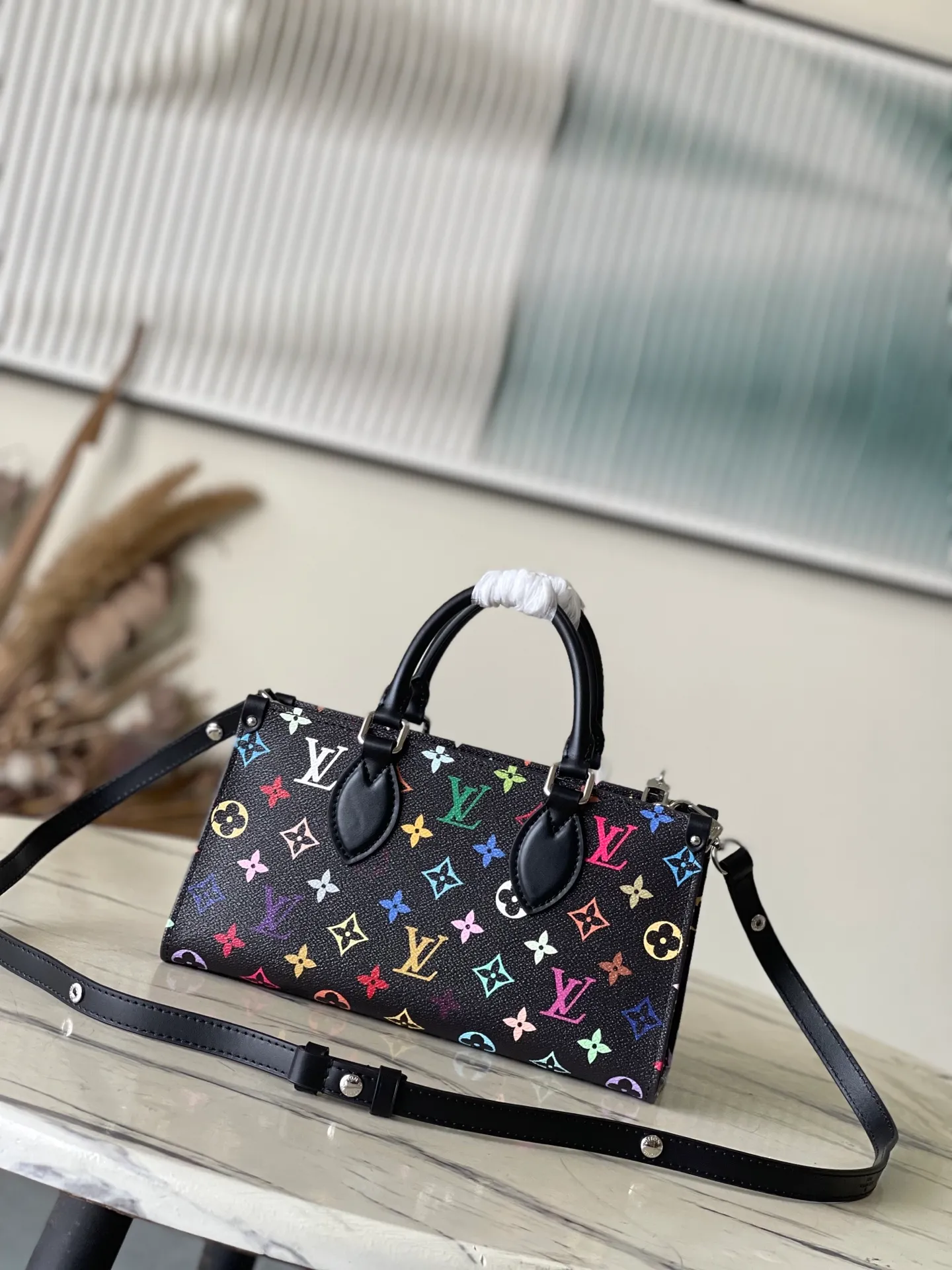 💰1240 Top original order M13260 This OnTheGo East West handbag is made of coated canvas, with the full-frame Monogram pattern painted in the rainbow tones of the x Murakami collaboration series. The cow leather Toron handle, cross-body chain and adjustable leather shoulder strap allow for a variety of carrying methods, and the ample interior can easily store smartphones and other daily needs. Dimensions: 25 × 13 × 10 cm