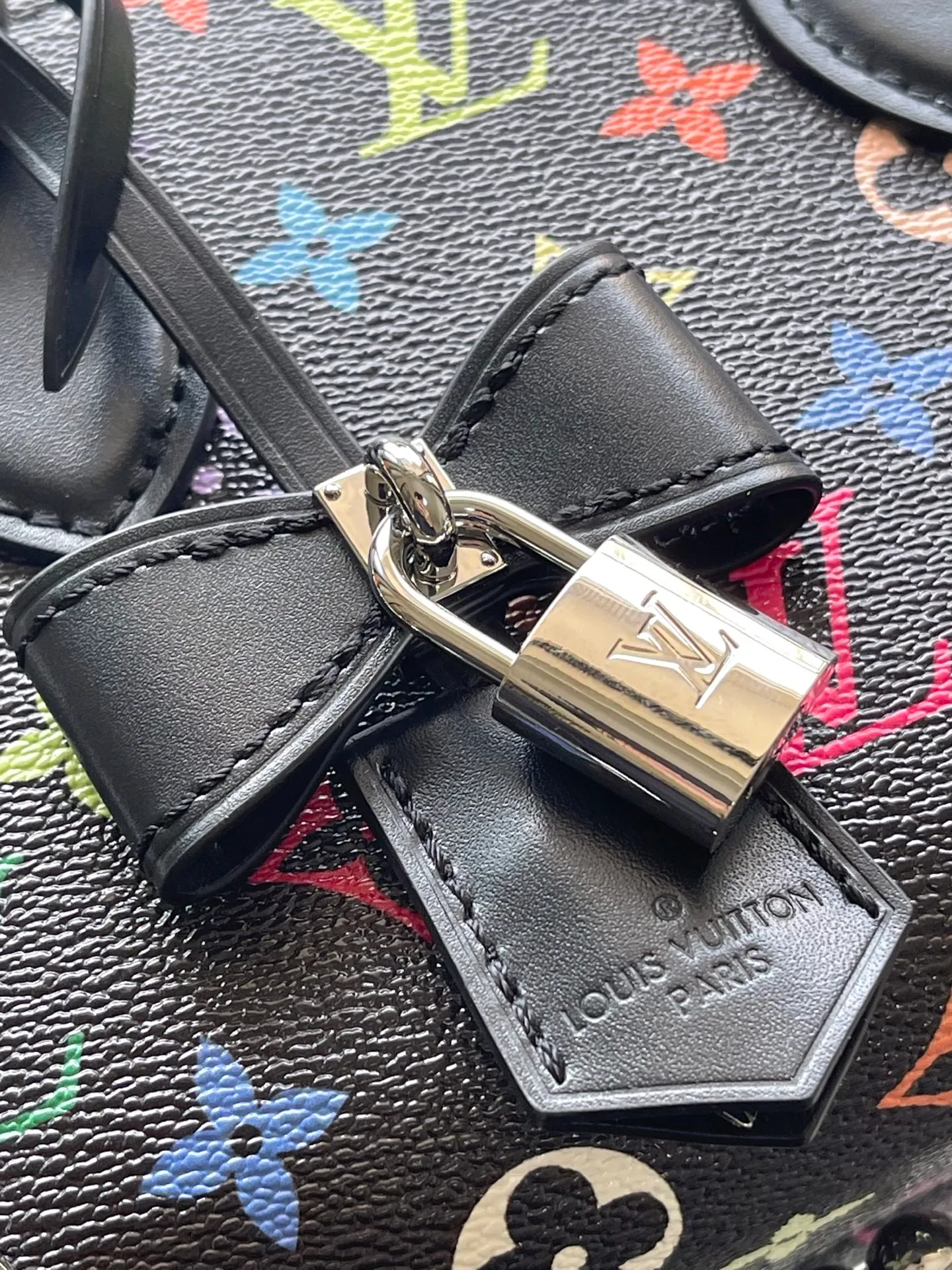 💰1240 Top original order M13260 This OnTheGo East West handbag is made of coated canvas, with the full-frame Monogram pattern painted in the rainbow tones of the x Murakami collaboration series. The cow leather Toron handle, cross-body chain and adjustable leather shoulder strap allow for a variety of carrying methods, and the ample interior can easily store smartphones and other daily needs. Dimensions: 25 × 13 × 10 cm