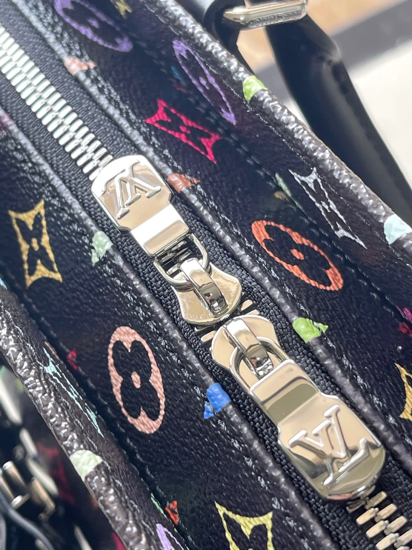 💰1240 Top original order M13260 This OnTheGo East West handbag is made of coated canvas, with the full-frame Monogram pattern painted in the rainbow tones of the x Murakami collaboration series. The cow leather Toron handle, cross-body chain and adjustable leather shoulder strap allow for a variety of carrying methods, and the ample interior can easily store smartphones and other daily needs. Dimensions: 25 × 13 × 10 cm