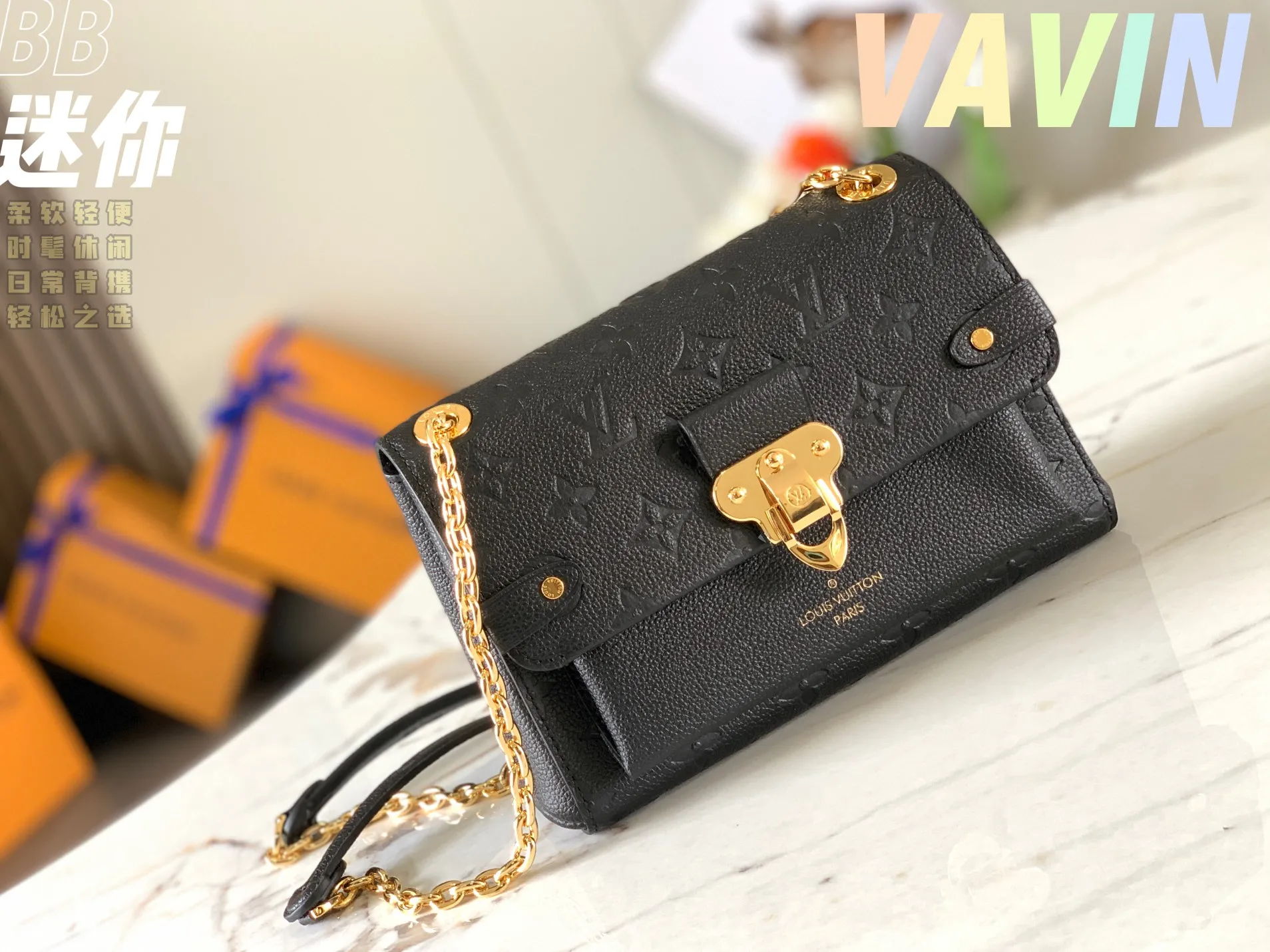 P1360 [Original leather 💋 M44550 black embossed] Made of smooth and embossed Monogram Empreinte Combining silky and textured textures, the hook buckle pays tribute to the design of Louis Vuitton luggage, and is paired with a chain shoulder strap to add contrast. The compact shape contains ample capacity, and is made of a mixture of cowhide leather. This small Vavin handbag features a bright and eye-catching lock design. It is soft, lightweight, fashionable and casual, and is an easy choice for daily carrying. It is equipped with an adjustable leather chain strap, which can be carried on the shoulder or crossbody. Detailed size 21x15x8cm