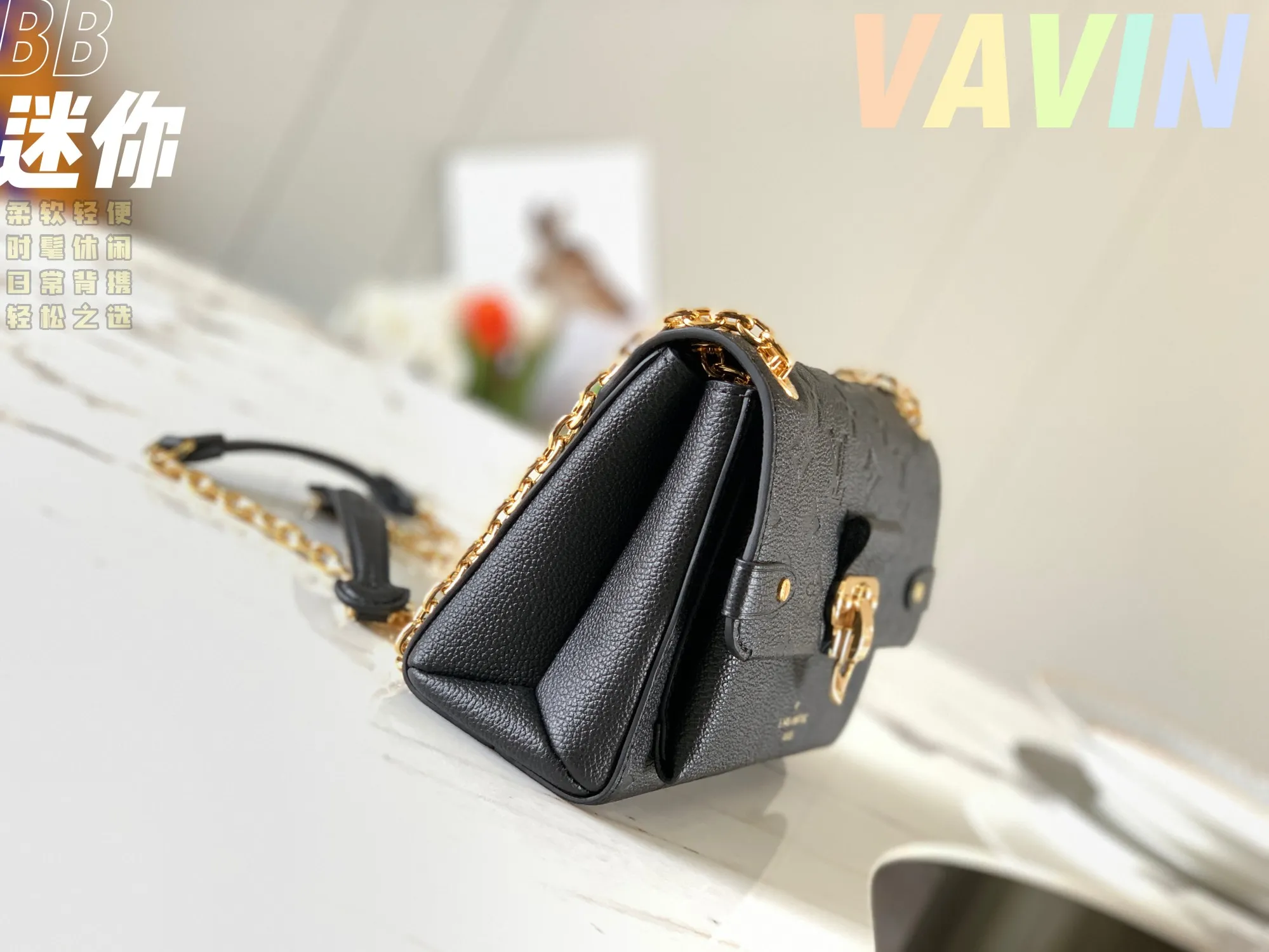 P1360 [Original leather 💋 M44550 black embossed] Made of smooth and embossed Monogram Empreinte Combining silky and textured textures, the hook buckle pays tribute to the design of Louis Vuitton luggage, and is paired with a chain shoulder strap to add contrast. The compact shape contains ample capacity, and is made of a mixture of cowhide leather. This small Vavin handbag features a bright and eye-catching lock design. It is soft, lightweight, fashionable and casual, and is an easy choice for daily carrying. It is equipped with an adjustable leather chain strap, which can be carried on the shoulder or crossbody. Detailed size 21x15x8cm