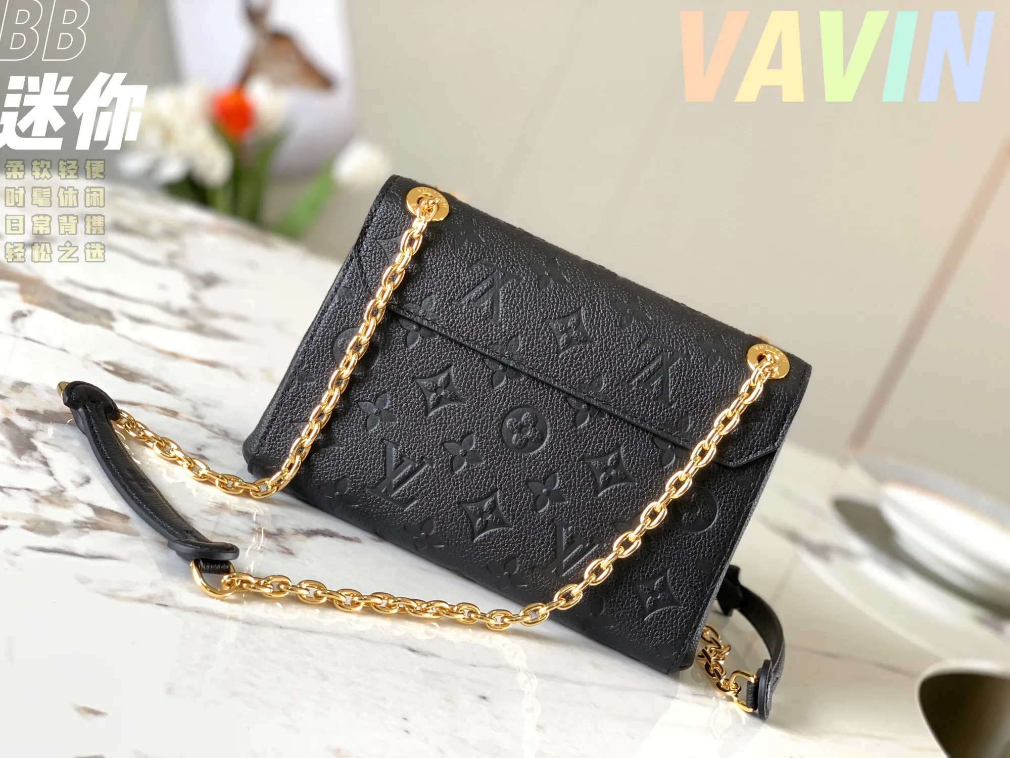 P1360 [Original leather 💋 M44550 black embossed] Made of smooth and embossed Monogram Empreinte Combining silky and textured textures, the hook buckle pays tribute to the design of Louis Vuitton luggage, and is paired with a chain shoulder strap to add contrast. The compact shape contains ample capacity, and is made of a mixture of cowhide leather. This small Vavin handbag features a bright and eye-catching lock design. It is soft, lightweight, fashionable and casual, and is an easy choice for daily carrying. It is equipped with an adjustable leather chain strap, which can be carried on the shoulder or crossbody. Detailed size 21x15x8cm