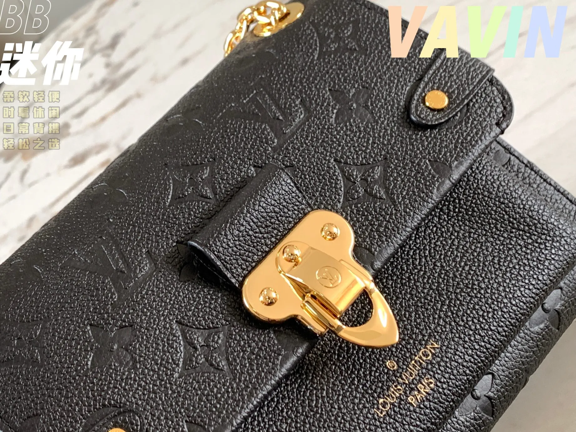 P1360 [Original leather 💋 M44550 black embossed] Made of smooth and embossed Monogram Empreinte Combining silky and textured textures, the hook buckle pays tribute to the design of Louis Vuitton luggage, and is paired with a chain shoulder strap to add contrast. The compact shape contains ample capacity, and is made of a mixture of cowhide leather. This small Vavin handbag features a bright and eye-catching lock design. It is soft, lightweight, fashionable and casual, and is an easy choice for daily carrying. It is equipped with an adjustable leather chain strap, which can be carried on the shoulder or crossbody. Detailed size 21x15x8cm