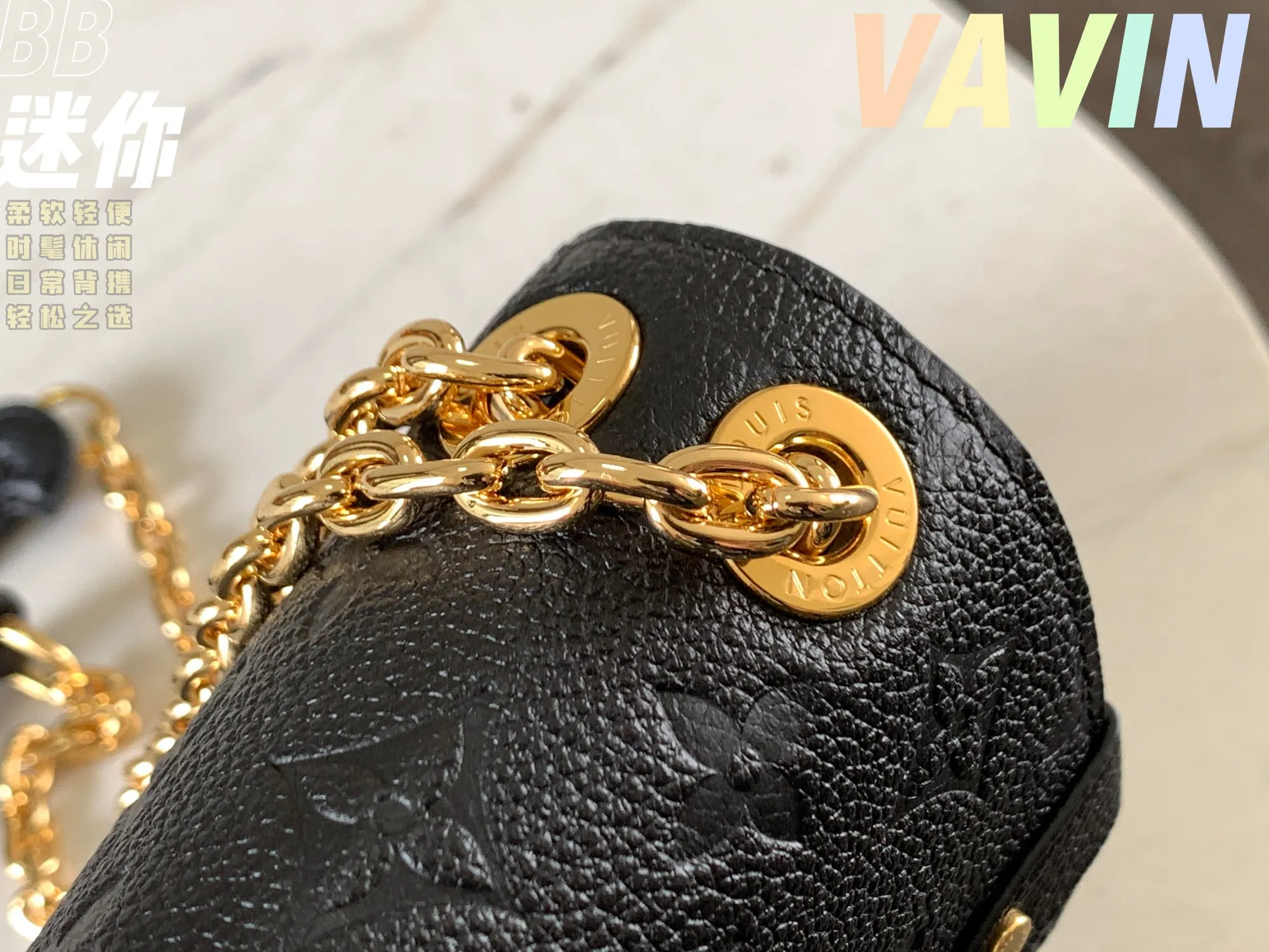 P1360 [Original leather 💋 M44550 black embossed] Made of smooth and embossed Monogram Empreinte Combining silky and textured textures, the hook buckle pays tribute to the design of Louis Vuitton luggage, and is paired with a chain shoulder strap to add contrast. The compact shape contains ample capacity, and is made of a mixture of cowhide leather. This small Vavin handbag features a bright and eye-catching lock design. It is soft, lightweight, fashionable and casual, and is an easy choice for daily carrying. It is equipped with an adjustable leather chain strap, which can be carried on the shoulder or crossbody. Detailed size 21x15x8cm