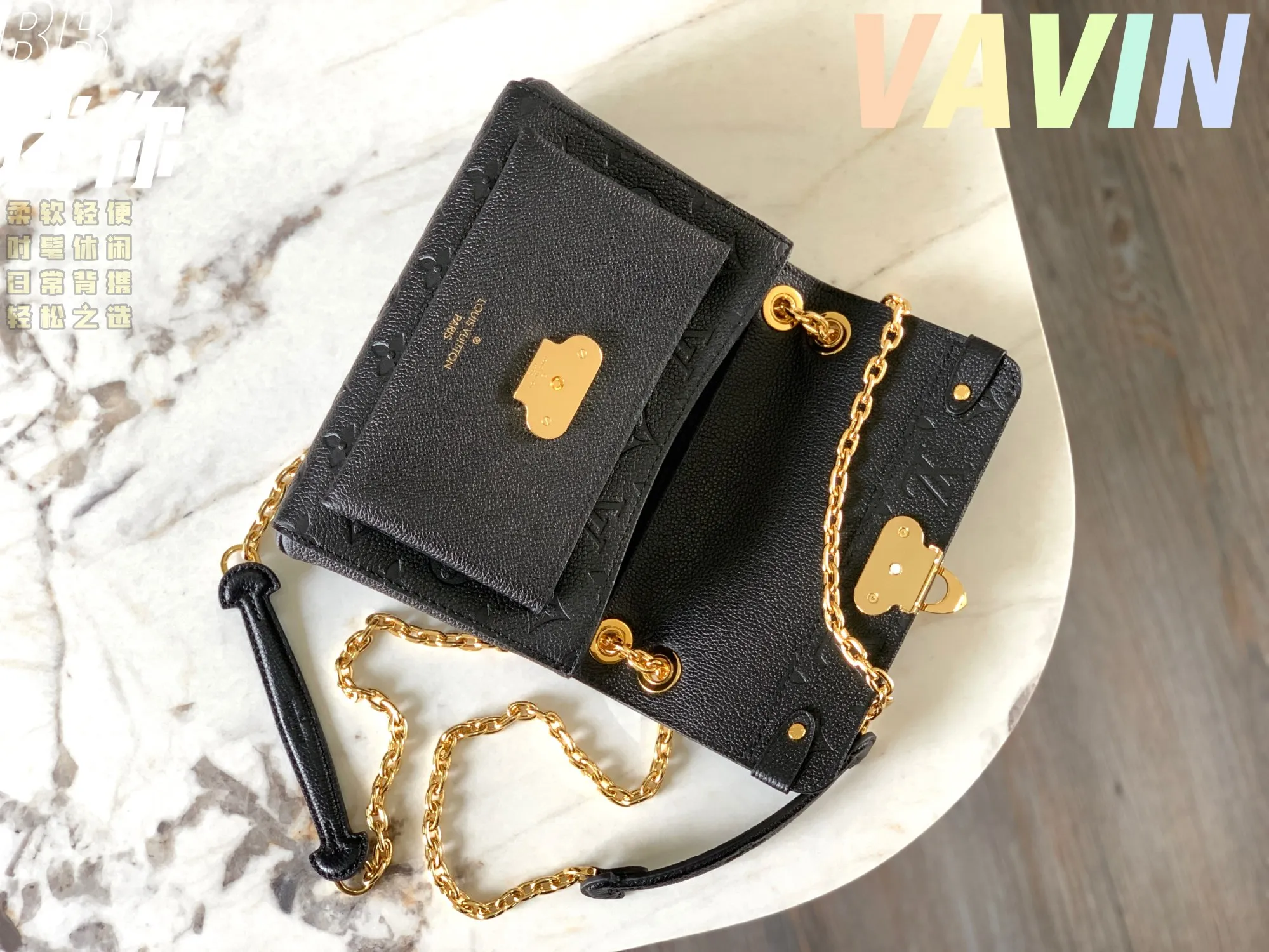 P1360 [Original leather 💋 M44550 black embossed] Made of smooth and embossed Monogram Empreinte Combining silky and textured textures, the hook buckle pays tribute to the design of Louis Vuitton luggage, and is paired with a chain shoulder strap to add contrast. The compact shape contains ample capacity, and is made of a mixture of cowhide leather. This small Vavin handbag features a bright and eye-catching lock design. It is soft, lightweight, fashionable and casual, and is an easy choice for daily carrying. It is equipped with an adjustable leather chain strap, which can be carried on the shoulder or crossbody. Detailed size 21x15x8cm