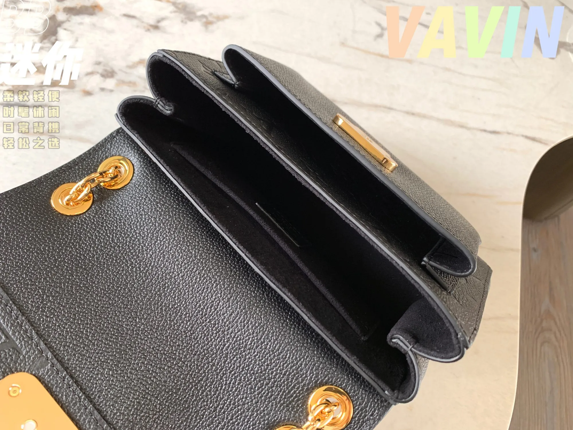 P1360 [Original leather 💋 M44550 black embossed] Made of smooth and embossed Monogram Empreinte Combining silky and textured textures, the hook buckle pays tribute to the design of Louis Vuitton luggage, and is paired with a chain shoulder strap to add contrast. The compact shape contains ample capacity, and is made of a mixture of cowhide leather. This small Vavin handbag features a bright and eye-catching lock design. It is soft, lightweight, fashionable and casual, and is an easy choice for daily carrying. It is equipped with an adjustable leather chain strap, which can be carried on the shoulder or crossbody. Detailed size 21x15x8cm