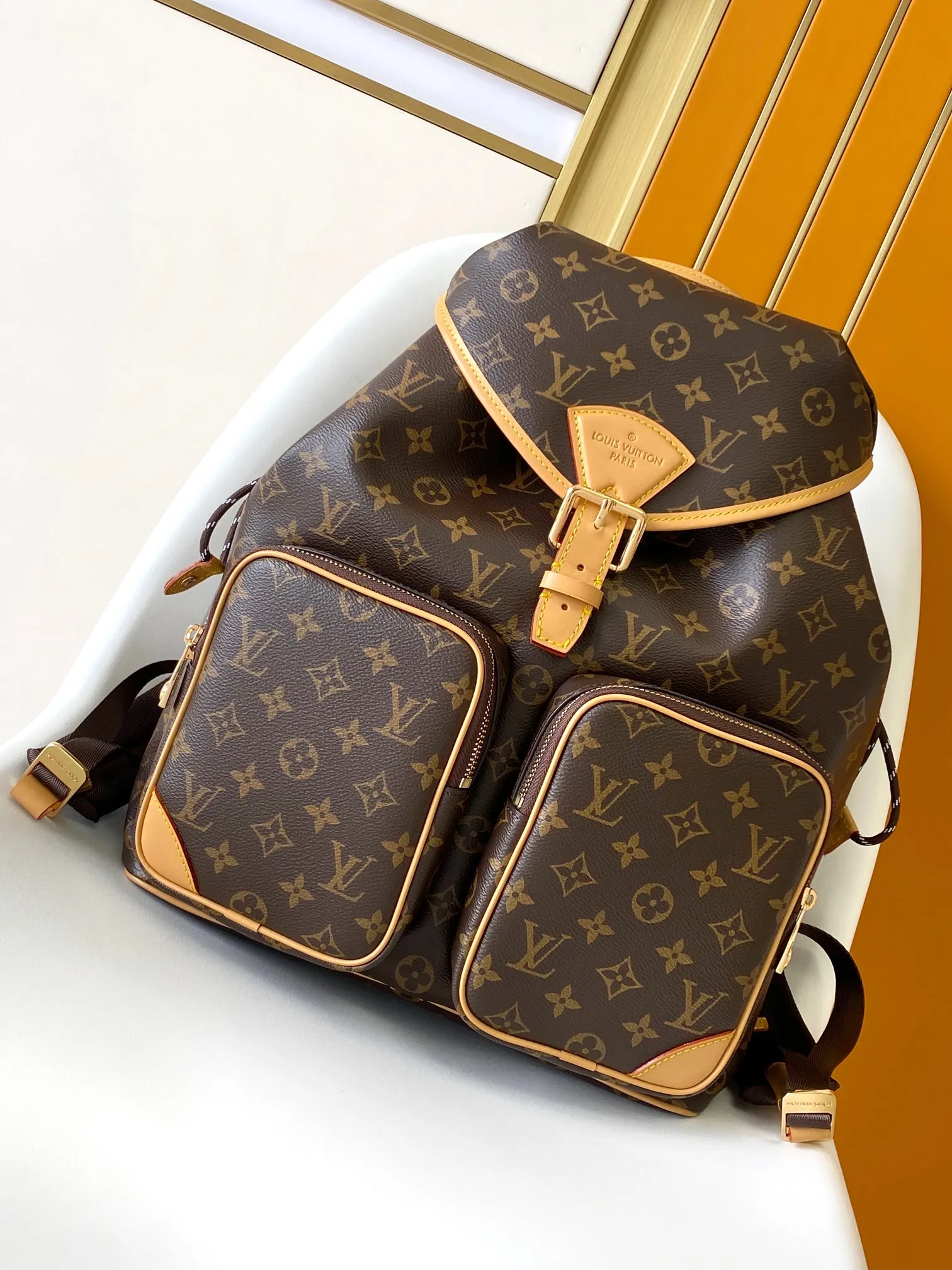 💰1480 Top original item M14015 Top original item The multifunctional Christopher small backpack uses Monogram canvas to interpret the rugged and simple spirit of a hiking bag. Its unique style is suitable for both work and entertainment, highlighting a high-quality lifestyle. 40 x 17 x 34 cm (H x W x L)