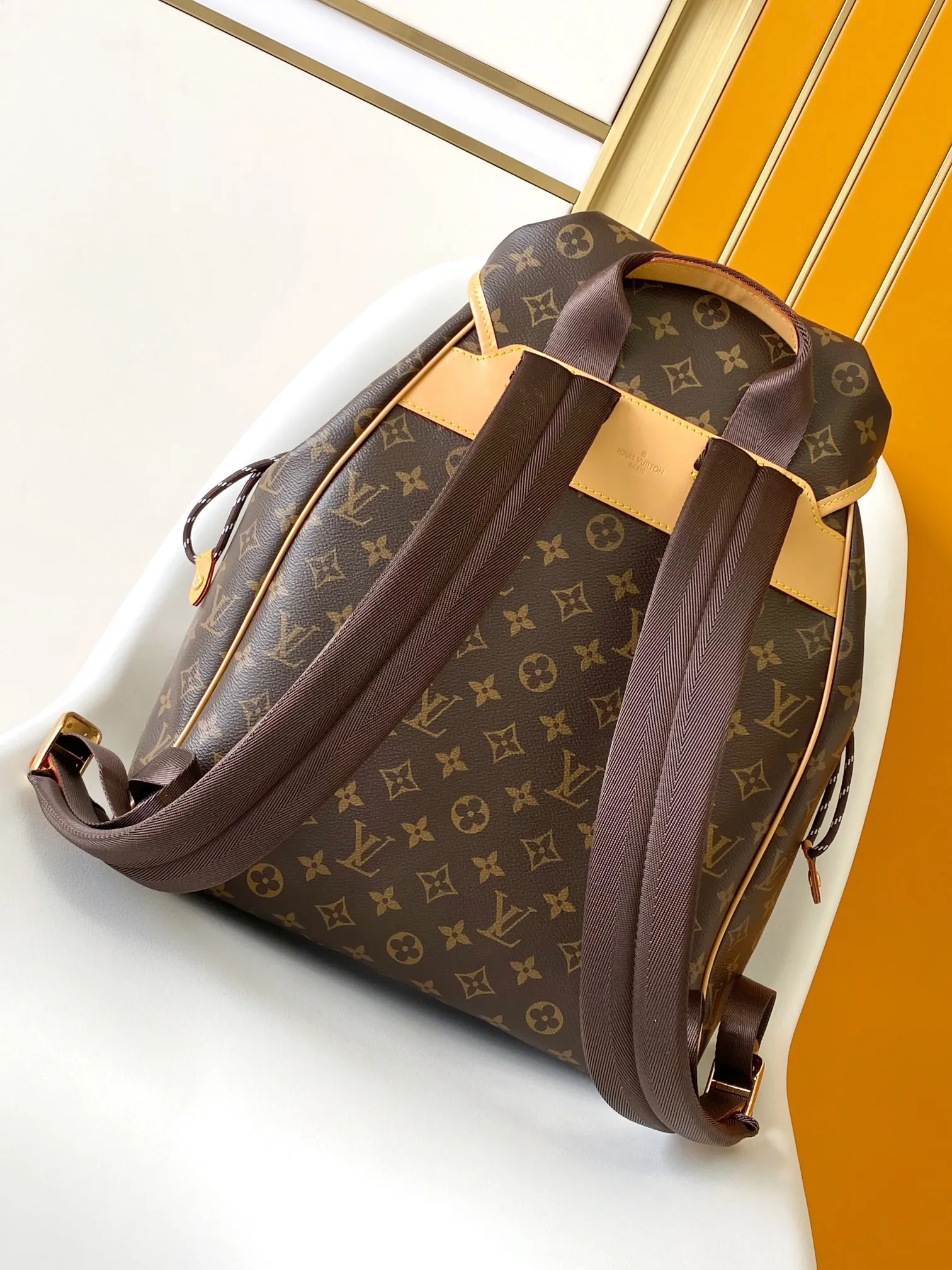 💰1480 Top original item M14015 Top original item The multifunctional Christopher small backpack uses Monogram canvas to interpret the rugged and simple spirit of a hiking bag. Its unique style is suitable for both work and entertainment, highlighting a high-quality lifestyle. 40 x 17 x 34 cm (H x W x L)