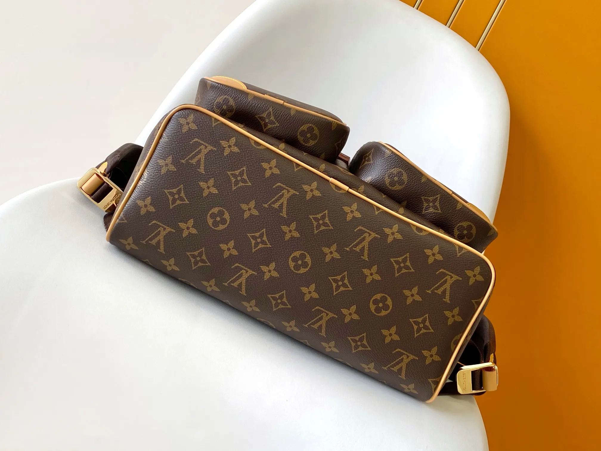 💰1480 Top original item M14015 Top original item The multifunctional Christopher small backpack uses Monogram canvas to interpret the rugged and simple spirit of a hiking bag. Its unique style is suitable for both work and entertainment, highlighting a high-quality lifestyle. 40 x 17 x 34 cm (H x W x L)