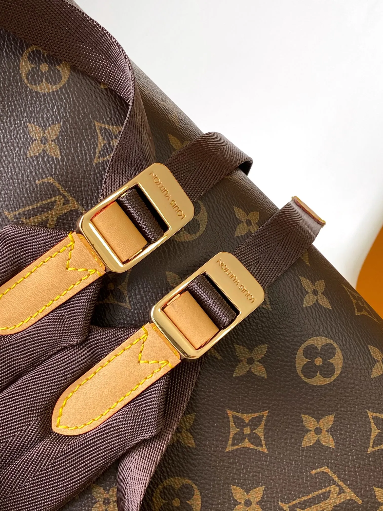 💰1480 Top original item M14015 Top original item The multifunctional Christopher small backpack uses Monogram canvas to interpret the rugged and simple spirit of a hiking bag. Its unique style is suitable for both work and entertainment, highlighting a high-quality lifestyle. 40 x 17 x 34 cm (H x W x L)