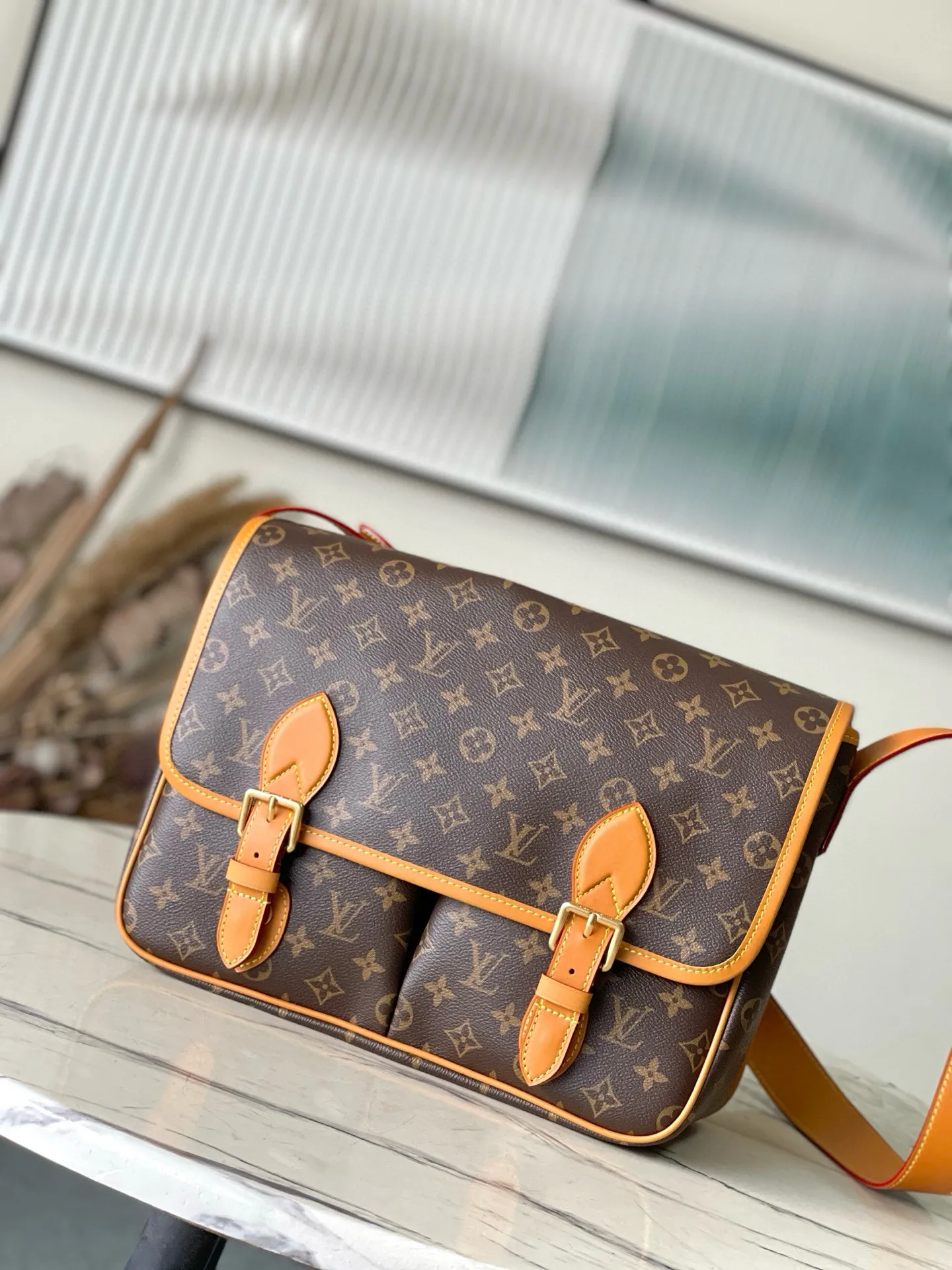 💰1140 Top Original Order M14723 This Satchel messenger bag draws inspiration from the classic Gibeciere handbag in the 1990s, using Monogram canvas with cow leather trim. It has a flap closure with a subtle buckle, a chic front pocket and a padded interior pocket for laptops that are functional, while the retro style can easily brighten up any look. Dimensions: 35.5 × 24 × 12 cm