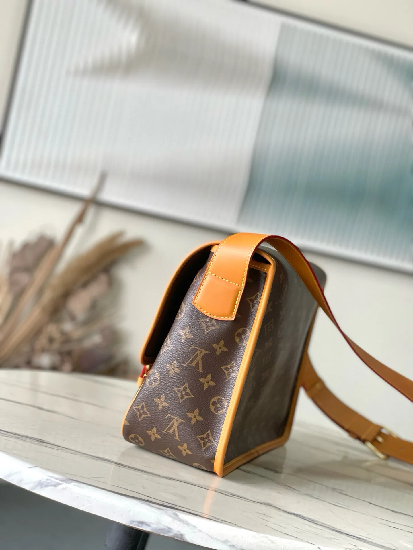 💰1140 Top Original Order M14723 This Satchel messenger bag draws inspiration from the classic Gibeciere handbag in the 1990s, using Monogram canvas with cow leather trim. It has a flap closure with a subtle buckle, a chic front pocket and a padded interior pocket for laptops that are functional, while the retro style can easily brighten up any look. Dimensions: 35.5 × 24 × 12 cm