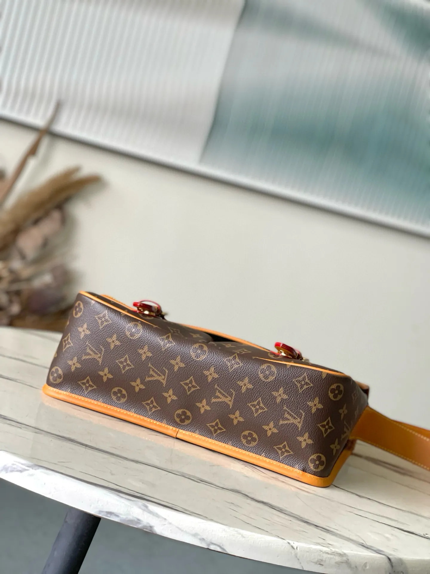 💰1140 Top Original Order M14723 This Satchel messenger bag draws inspiration from the classic Gibeciere handbag in the 1990s, using Monogram canvas with cow leather trim. It has a flap closure with a subtle buckle, a chic front pocket and a padded interior pocket for laptops that are functional, while the retro style can easily brighten up any look. Dimensions: 35.5 × 24 × 12 cm