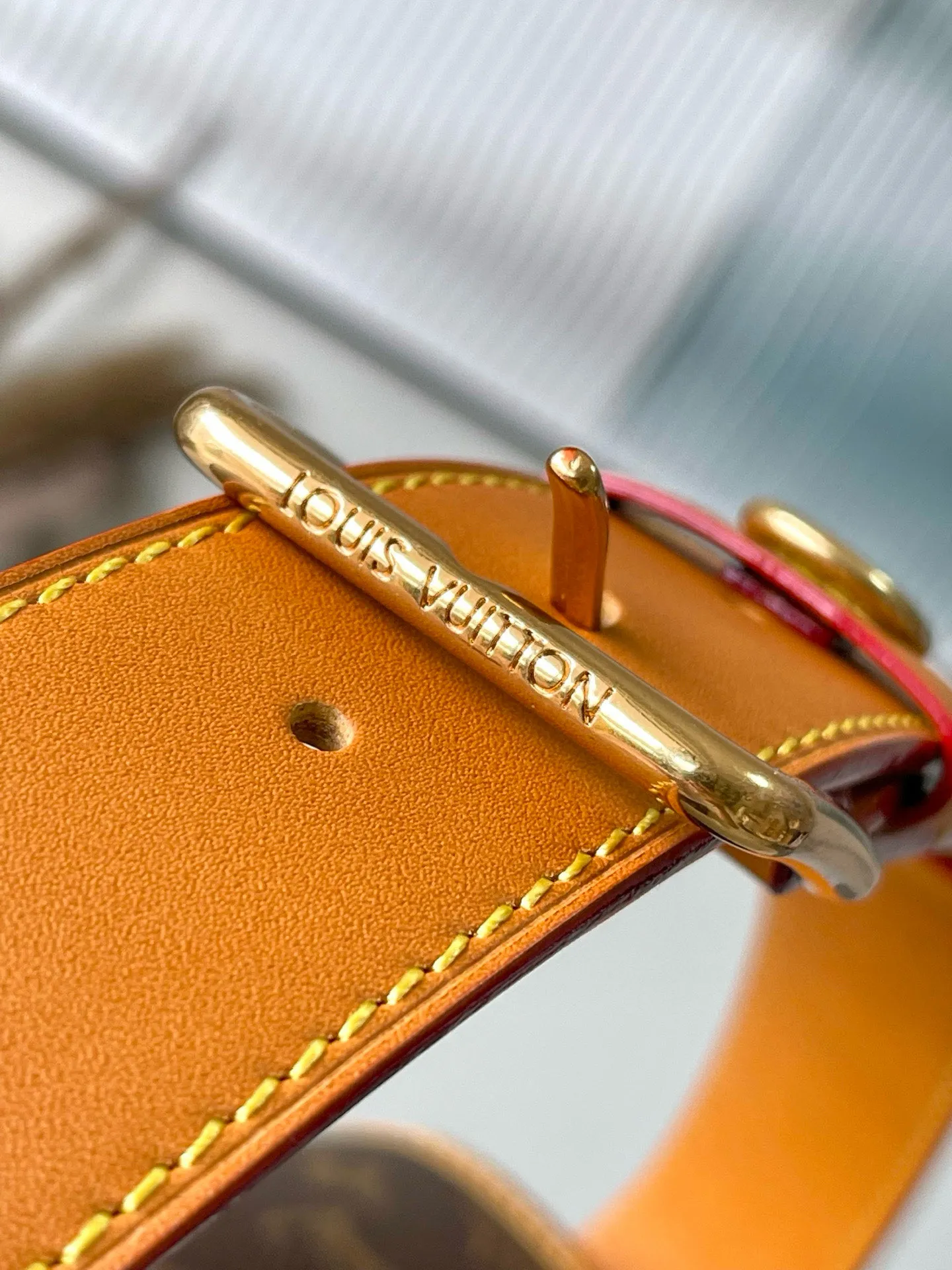 💰1140 Top Original Order M14723 This Satchel messenger bag draws inspiration from the classic Gibeciere handbag in the 1990s, using Monogram canvas with cow leather trim. It has a flap closure with a subtle buckle, a chic front pocket and a padded interior pocket for laptops that are functional, while the retro style can easily brighten up any look. Dimensions: 35.5 × 24 × 12 cm