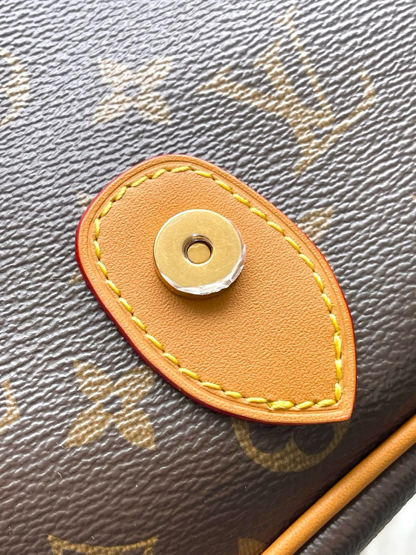 💰1140 Top Original Order M14723 This Satchel messenger bag draws inspiration from the classic Gibeciere handbag in the 1990s, using Monogram canvas with cow leather trim. It has a flap closure with a subtle buckle, a chic front pocket and a padded interior pocket for laptops that are functional, while the retro style can easily brighten up any look. Dimensions: 35.5 × 24 × 12 cm