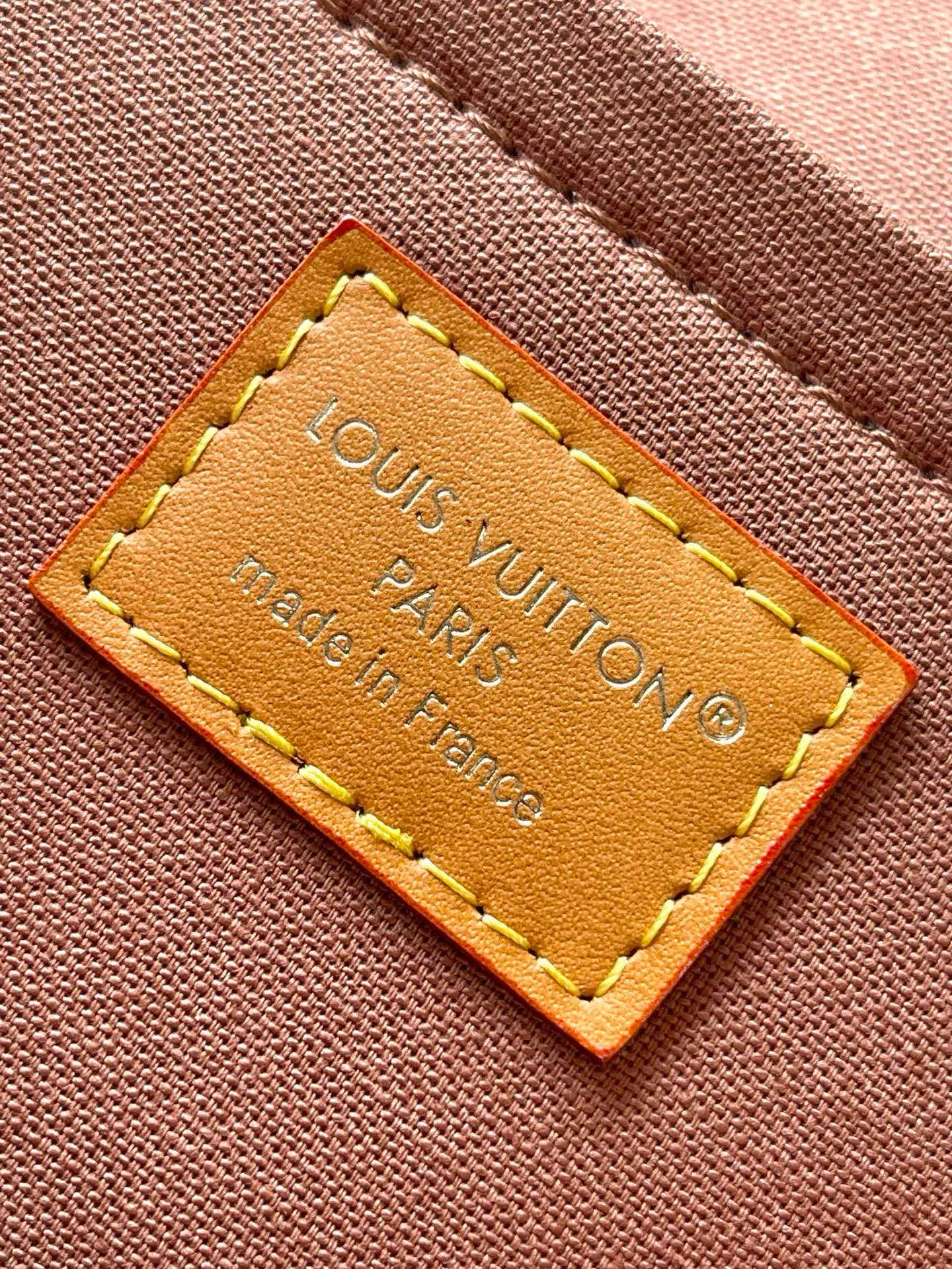 💰1140 Top Original Order M14723 This Satchel messenger bag draws inspiration from the classic Gibeciere handbag in the 1990s, using Monogram canvas with cow leather trim. It has a flap closure with a subtle buckle, a chic front pocket and a padded interior pocket for laptops that are functional, while the retro style can easily brighten up any look. Dimensions: 35.5 × 24 × 12 cm