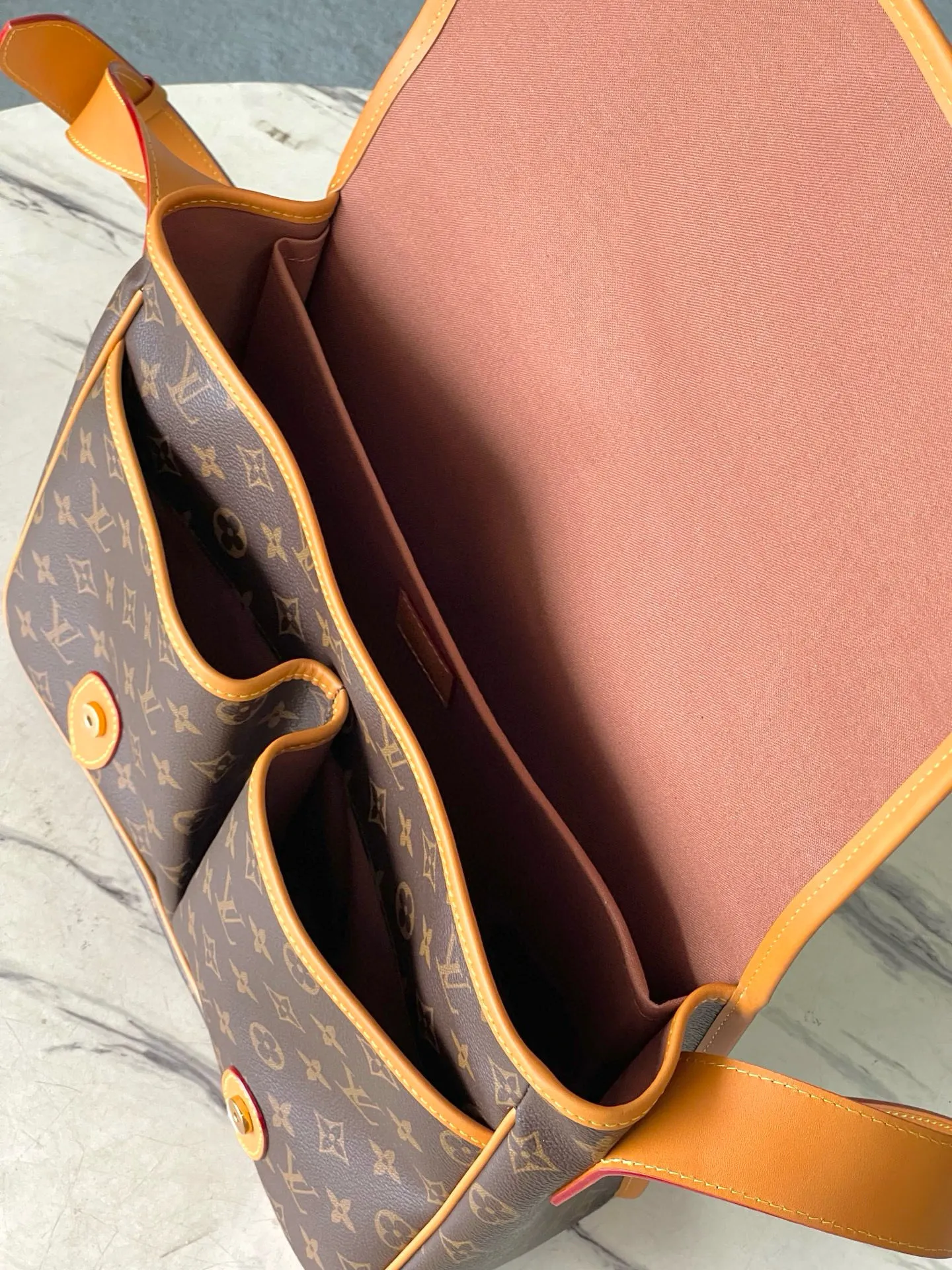 💰1140 Top Original Order M14723 This Satchel messenger bag draws inspiration from the classic Gibeciere handbag in the 1990s, using Monogram canvas with cow leather trim. It has a flap closure with a subtle buckle, a chic front pocket and a padded interior pocket for laptops that are functional, while the retro style can easily brighten up any look. Dimensions: 35.5 × 24 × 12 cm