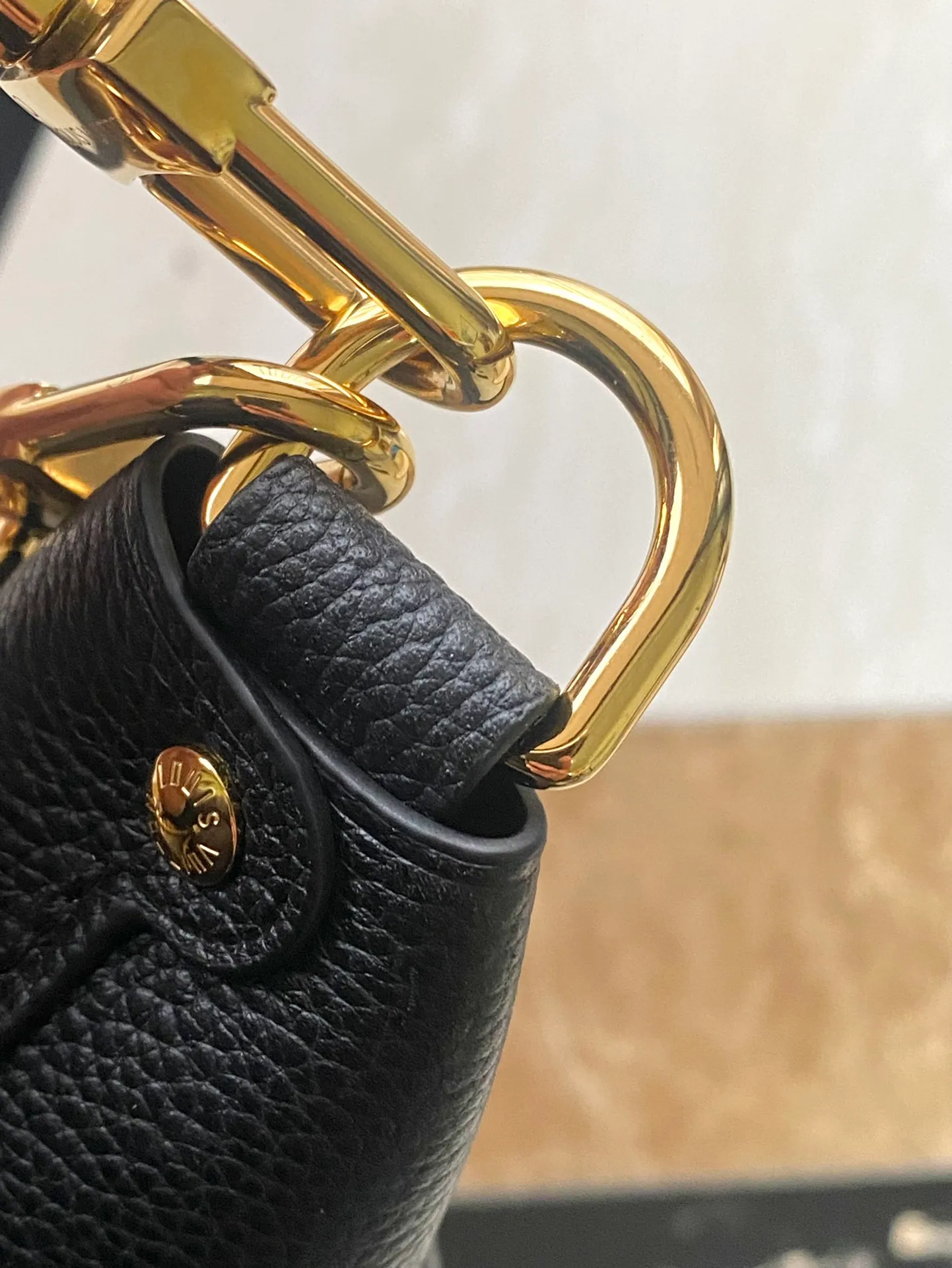 💰1300 (top layer leather) top original order M46725. Support counter inspection. Photos taken of duty-free goods are consistent with the product without unpacking. This product is an exclusive duty-free product in the market and is the highest-end product. Inspection is supported. This product has passed strict inspection and is flawless. Please wear gloves when touching the product. This product is not returnable or exchangeable. Please confirm the product first and then remove the label on the handle. This product is temporarily not open to the public, only regular customers, and is in short supply. Dimensions: 38 x 26 x 10 cm