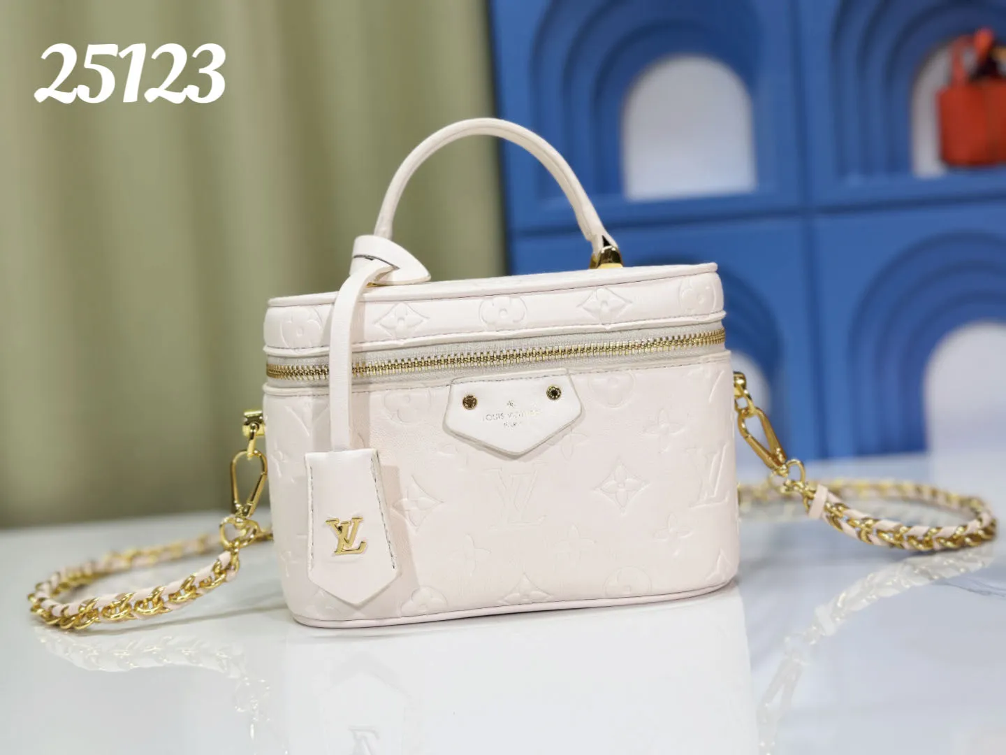 P240 Upgraded original version M25219 white M25123 black This small Vanity Cc handbag is made of fluffy sheep leather and interprets Nicolas Ghesquière's new interpretation of urban handbags with a soft and lightweight design. A dazzling LV padlock and leather key pouch mark the brand's identity, and a detachable woven leather chain makes it easy to carry by hand, shoulder or cross-body. 19 x 13 x 11 cm (length x height x width)