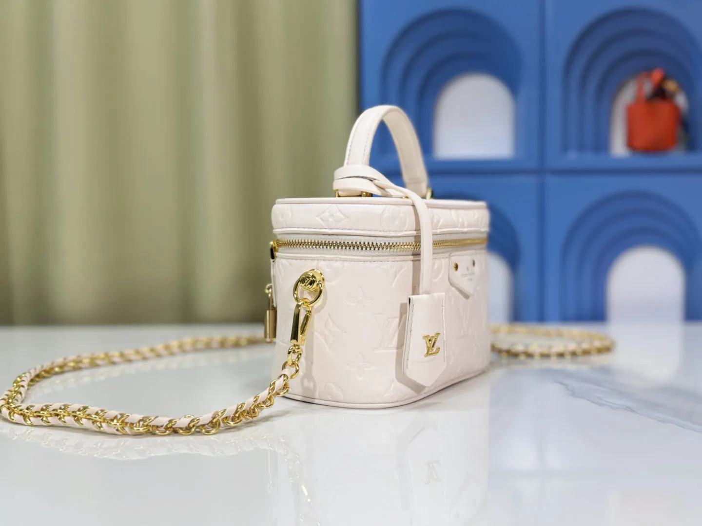P240 Upgraded original version M25219 white M25123 black This small Vanity Cc handbag is made of fluffy sheep leather and interprets Nicolas Ghesquière's new interpretation of urban handbags with a soft and lightweight design. A dazzling LV padlock and leather key pouch mark the brand's identity, and a detachable woven leather chain makes it easy to carry by hand, shoulder or cross-body. 19 x 13 x 11 cm (length x height x width)
