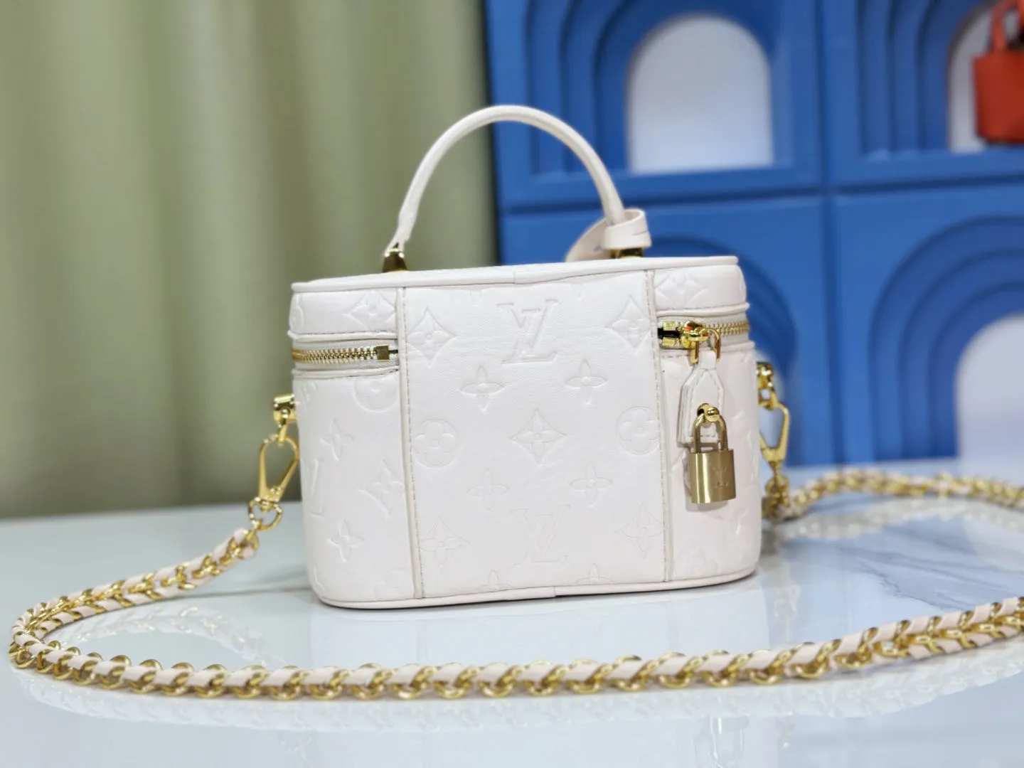P240 Upgraded original version M25219 white M25123 black This small Vanity Cc handbag is made of fluffy sheep leather and interprets Nicolas Ghesquière's new interpretation of urban handbags with a soft and lightweight design. A dazzling LV padlock and leather key pouch mark the brand's identity, and a detachable woven leather chain makes it easy to carry by hand, shoulder or cross-body. 19 x 13 x 11 cm (length x height x width)