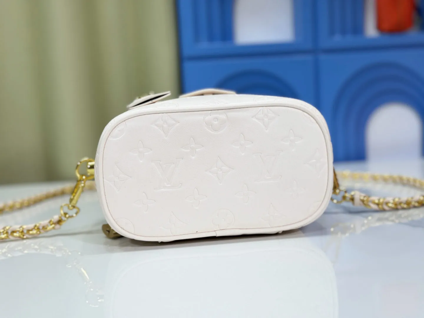P240 Upgraded original version M25219 white M25123 black This small Vanity Cc handbag is made of fluffy sheep leather and interprets Nicolas Ghesquière's new interpretation of urban handbags with a soft and lightweight design. A dazzling LV padlock and leather key pouch mark the brand's identity, and a detachable woven leather chain makes it easy to carry by hand, shoulder or cross-body. 19 x 13 x 11 cm (length x height x width)