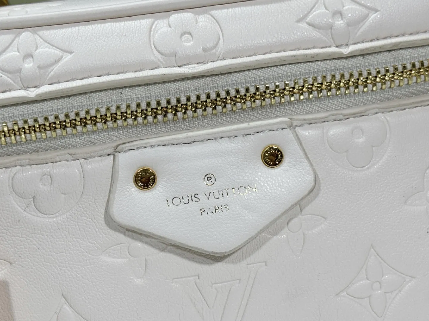 P240 Upgraded original version M25219 white M25123 black This small Vanity Cc handbag is made of fluffy sheep leather and interprets Nicolas Ghesquière's new interpretation of urban handbags with a soft and lightweight design. A dazzling LV padlock and leather key pouch mark the brand's identity, and a detachable woven leather chain makes it easy to carry by hand, shoulder or cross-body. 19 x 13 x 11 cm (length x height x width)