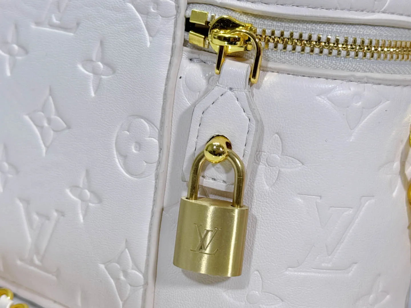 P240 Upgraded original version M25219 white M25123 black This small Vanity Cc handbag is made of fluffy sheep leather and interprets Nicolas Ghesquière's new interpretation of urban handbags with a soft and lightweight design. A dazzling LV padlock and leather key pouch mark the brand's identity, and a detachable woven leather chain makes it easy to carry by hand, shoulder or cross-body. 19 x 13 x 11 cm (length x height x width)
