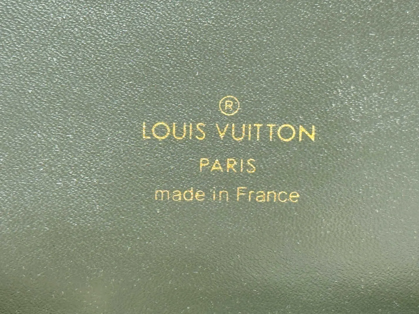 P240 Upgraded original version M25219 white M25123 black This small Vanity Cc handbag is made of fluffy sheep leather and interprets Nicolas Ghesquière's new interpretation of urban handbags with a soft and lightweight design. A dazzling LV padlock and leather key pouch mark the brand's identity, and a detachable woven leather chain makes it easy to carry by hand, shoulder or cross-body. 19 x 13 x 11 cm (length x height x width)