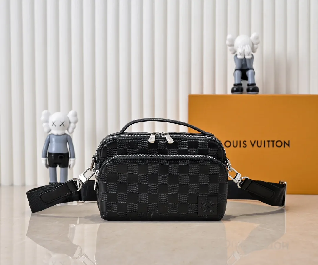 💰260💰Upgraded from the original M11657. This compact Avenue messenger bag is made of Taïga leather, adding unique personality to the briefcase. The sleek design exudes a contemporary feel with top handles, palladium hardware and strappy fabric strap details. The bag features a zipped main compartment, front pocket and internal patch pocket, making it extremely practical. Dimensions: 22.5 × 16.0 × 7.5 cm (length x height x width)