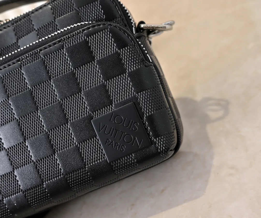 💰260💰Upgraded from the original M11657. This compact Avenue messenger bag is made of Taïga leather, adding unique personality to the briefcase. The sleek design exudes a contemporary feel with top handles, palladium hardware and strappy fabric strap details. The bag features a zipped main compartment, front pocket and internal patch pocket, making it extremely practical. Dimensions: 22.5 × 16.0 × 7.5 cm (length x height x width)