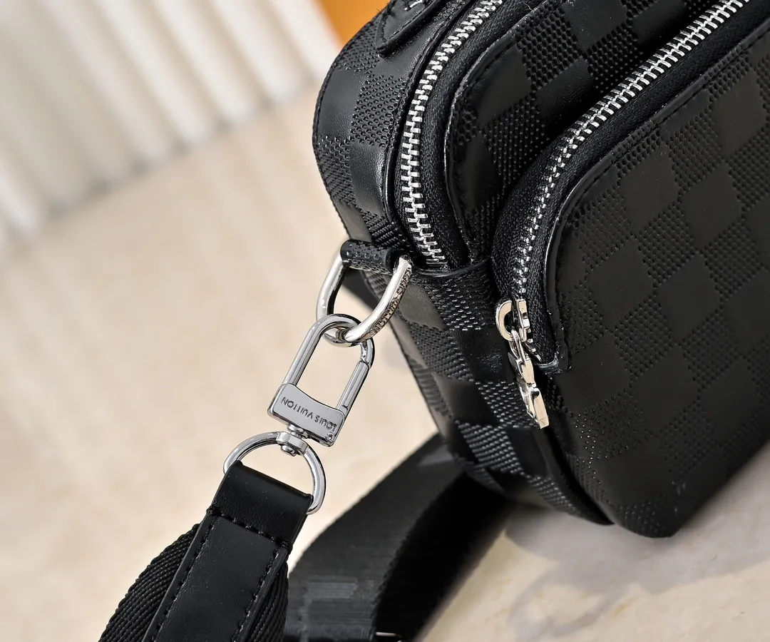 💰260💰Upgraded from the original M11657. This compact Avenue messenger bag is made of Taïga leather, adding unique personality to the briefcase. The sleek design exudes a contemporary feel with top handles, palladium hardware and strappy fabric strap details. The bag features a zipped main compartment, front pocket and internal patch pocket, making it extremely practical. Dimensions: 22.5 × 16.0 × 7.5 cm (length x height x width)