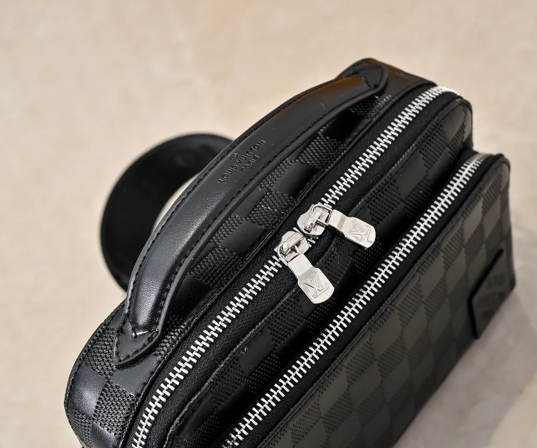 💰260💰Upgraded from the original M11657. This compact Avenue messenger bag is made of Taïga leather, adding unique personality to the briefcase. The sleek design exudes a contemporary feel with top handles, palladium hardware and strappy fabric strap details. The bag features a zipped main compartment, front pocket and internal patch pocket, making it extremely practical. Dimensions: 22.5 × 16.0 × 7.5 cm (length x height x width)