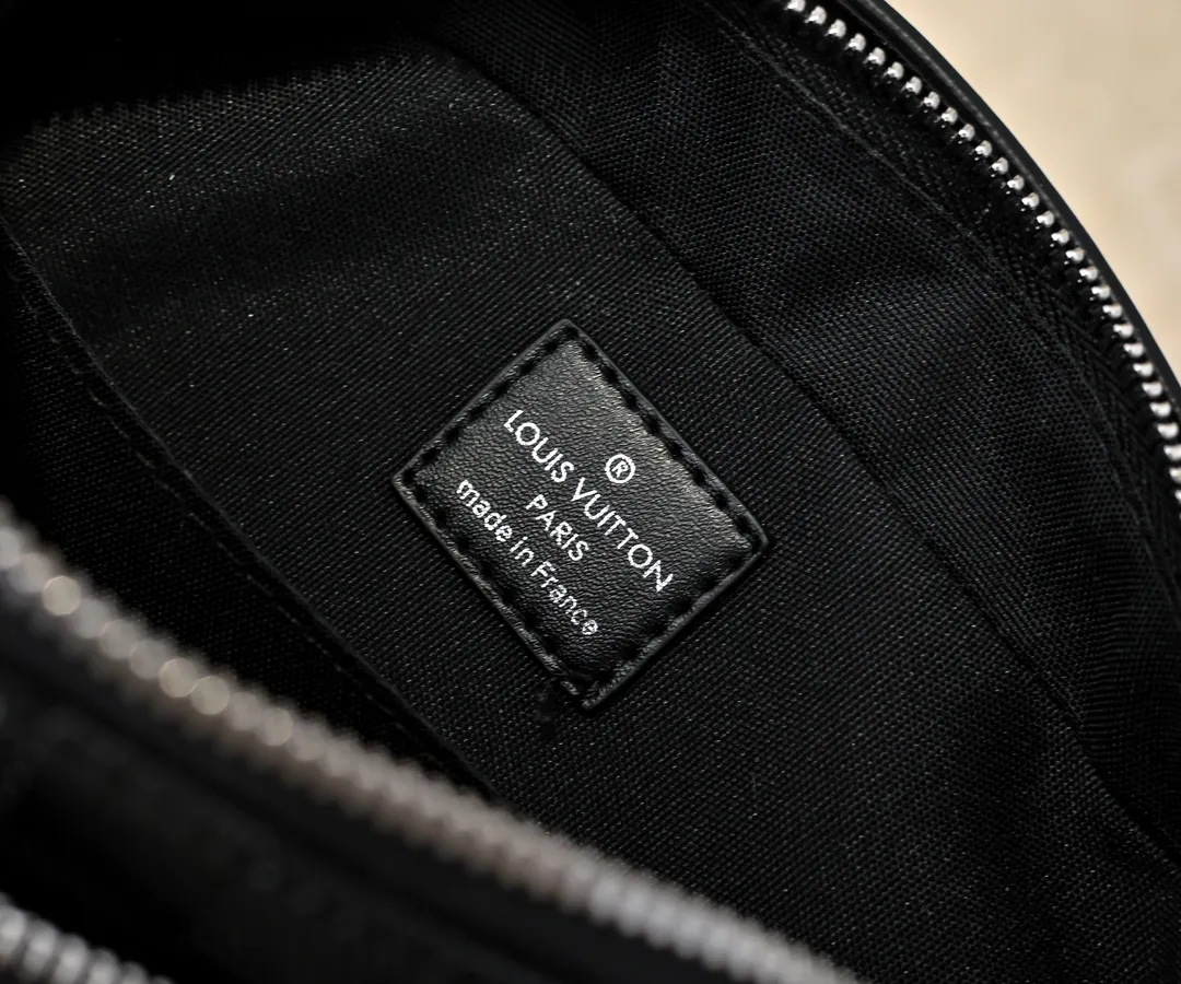 💰260💰Upgraded from the original M11657. This compact Avenue messenger bag is made of Taïga leather, adding unique personality to the briefcase. The sleek design exudes a contemporary feel with top handles, palladium hardware and strappy fabric strap details. The bag features a zipped main compartment, front pocket and internal patch pocket, making it extremely practical. Dimensions: 22.5 × 16.0 × 7.5 cm (length x height x width)