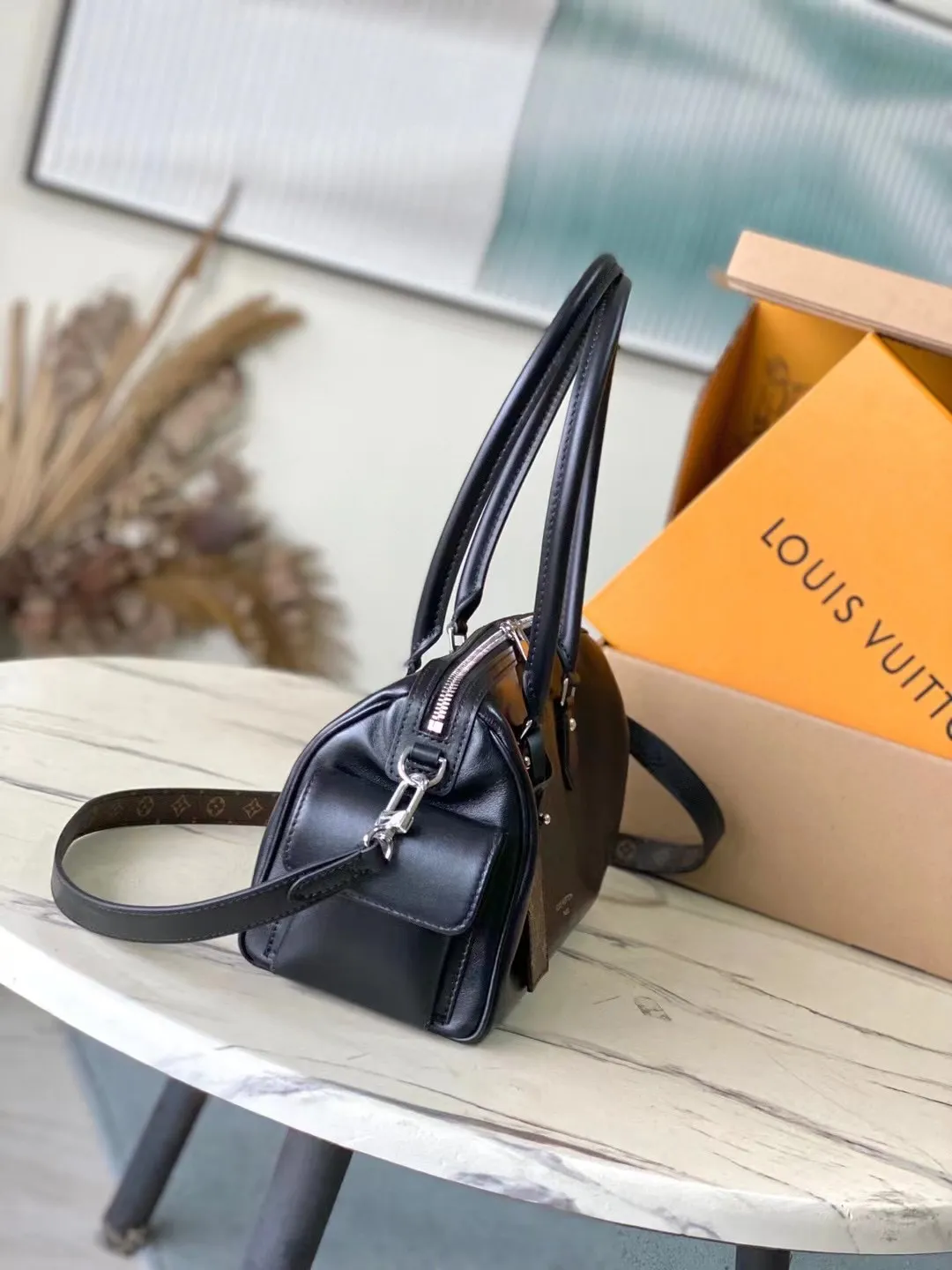 💰1240 (top layer leather) top original order M12934 This Speedy Cargo handbag comes from the LVVbe series, renewing the classic design of the 1930s with avant-garde touches. The body of the glossy sheepskin bag is embellished with a Monogram address plate, paying homage to the brand's long trunk-making heritage. Plenty of space to easily store your daily needs, and the detachable leather shoulder strap allows for a variety of carrying methods. Dimensions: 28 × 17 × 12 cm