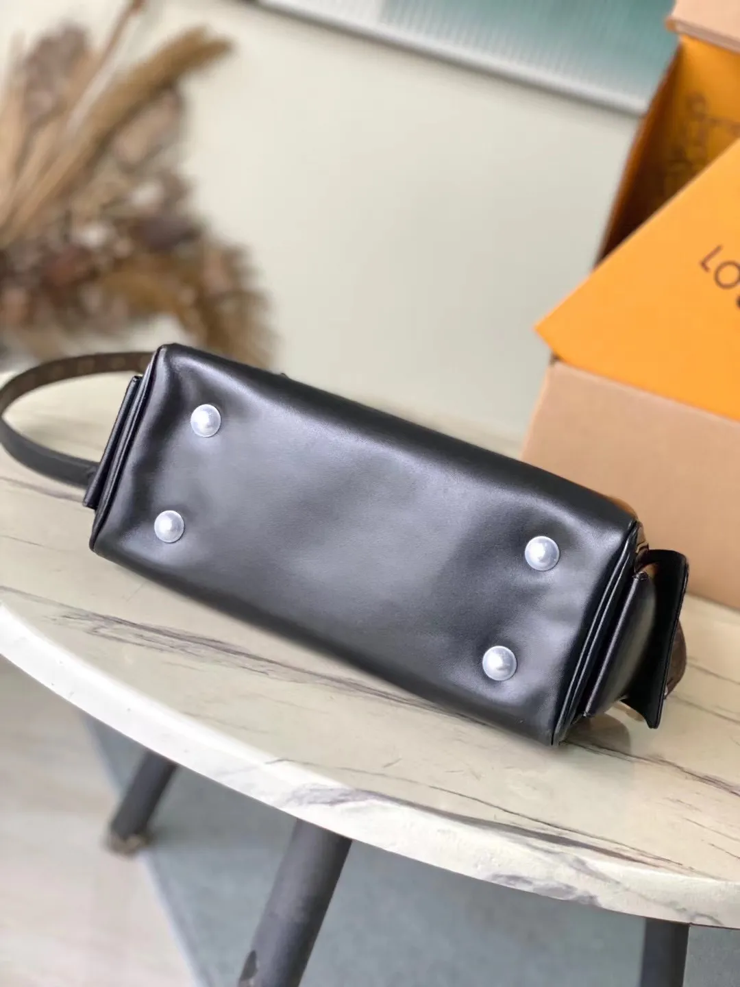 💰1240 (top layer leather) top original order M12934 This Speedy Cargo handbag comes from the LVVbe series, renewing the classic design of the 1930s with avant-garde touches. The body of the glossy sheepskin bag is embellished with a Monogram address plate, paying homage to the brand's long trunk-making heritage. Plenty of space to easily store your daily needs, and the detachable leather shoulder strap allows for a variety of carrying methods. Dimensions: 28 × 17 × 12 cm