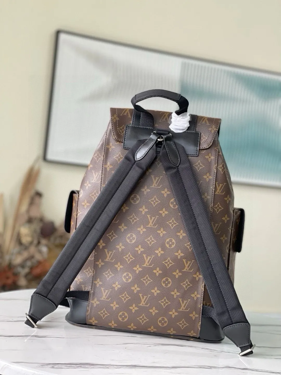💰1000 Top Original M41379 Presbyopia Christopher backpack uses Monogram canvas to interpret the rugged and simple spirit of a hiking bag. Its unique style is suitable for both work and entertainment, highlighting a high-quality lifestyle. Dimensions: 41x 47x 13 cm