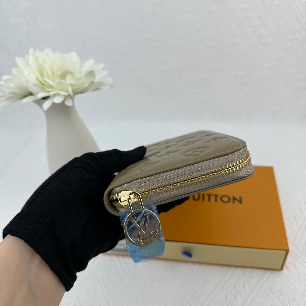 P130 M81511 Gray Made of padded Monogram embossed lambskin, it complements the Coussin Leather Collection. Beautifully designed with a gold-tone zipper embossed with the LV Circle signature pull, the interior of the all-in-one wallet is packed with practical features, including three large compartments, a coin compartment and 12 business card slots. Dimensions: 19.5 x 10.5 x 2.5 cm