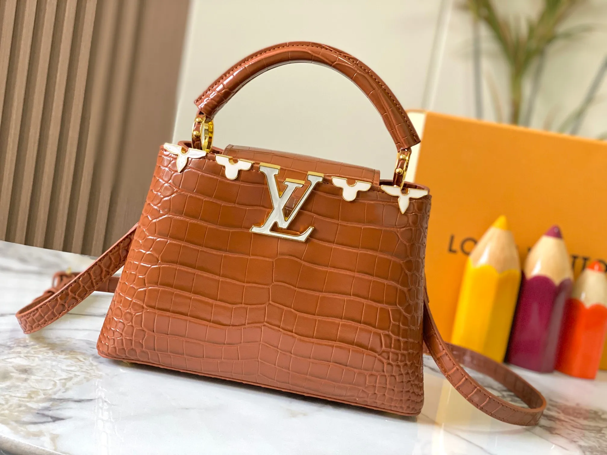 p460【Guangzhou top quality original】M86154 This Capucines BB handbag is made of Monogram crocodile pattern with pointed flowers and decorative lines, with LV letters and woven chains injecting metal edges, and with contrasting leather trims. The flip cover can be placed externally or internally, and the neat inner layer and multiple carrying methods complete the functional details.  27 x 18 x 9 cm (length x height x width)