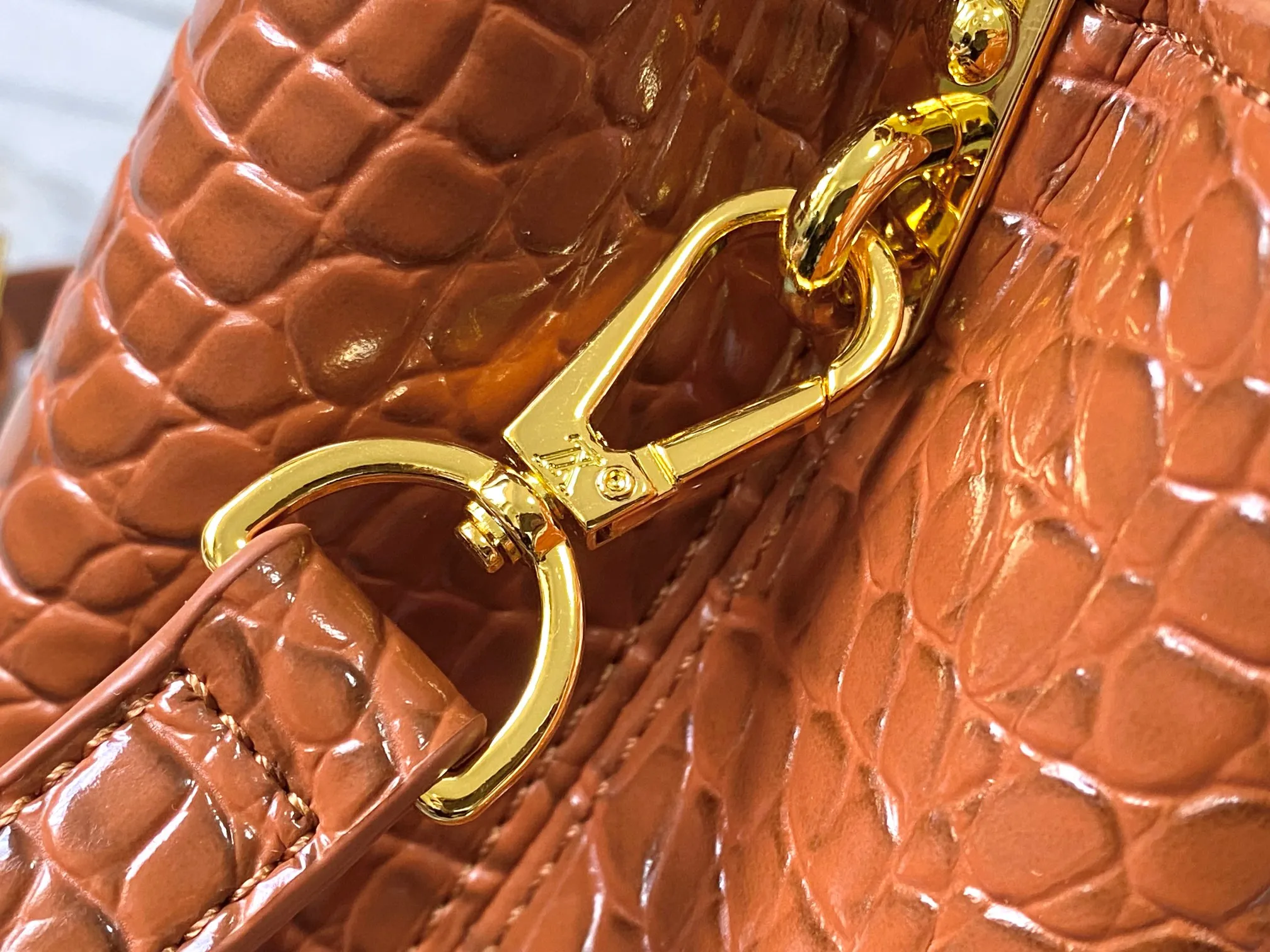p460【Guangzhou top quality original】M86154 This Capucines BB handbag is made of Monogram crocodile pattern with pointed flowers and decorative lines, with LV letters and woven chains injecting metal edges, and with contrasting leather trims. The flip cover can be placed externally or internally, and the neat inner layer and multiple carrying methods complete the functional details.  27 x 18 x 9 cm (length x height x width)