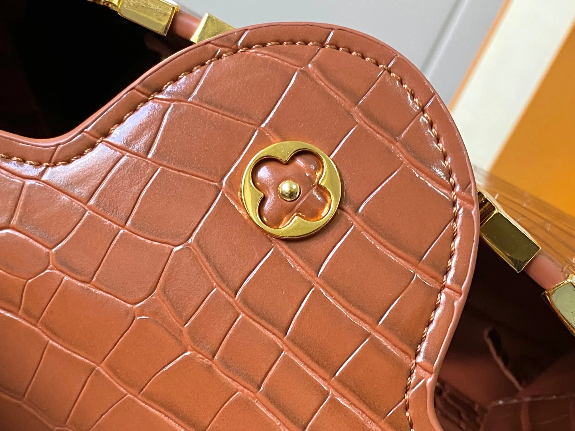 p460【Guangzhou top quality original】M86154 This Capucines BB handbag is made of Monogram crocodile pattern with pointed flowers and decorative lines, with LV letters and woven chains injecting metal edges, and with contrasting leather trims. The flip cover can be placed externally or internally, and the neat inner layer and multiple carrying methods complete the functional details.  27 x 18 x 9 cm (length x height x width)