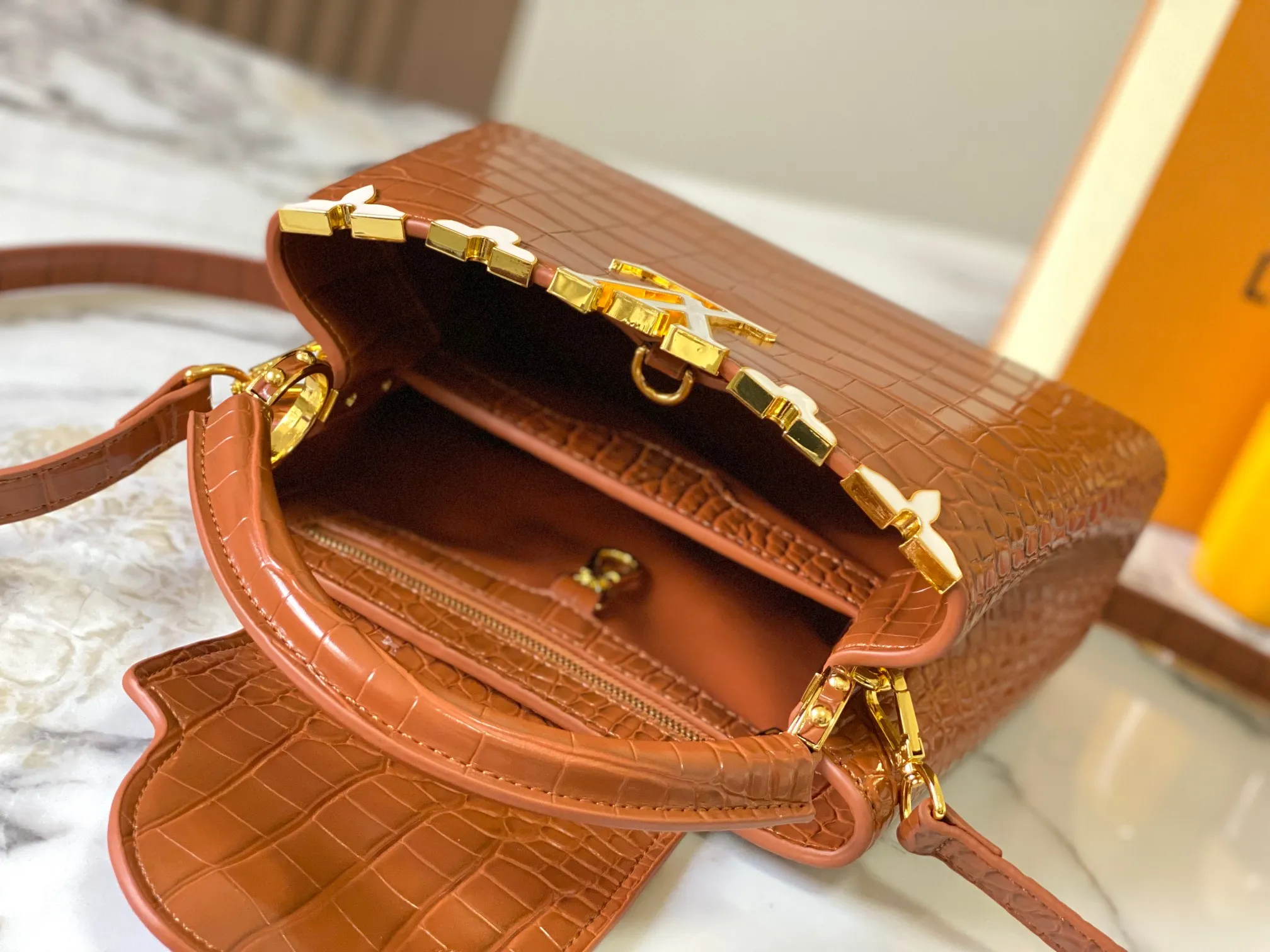 p460【Guangzhou top quality original】M86154 This Capucines BB handbag is made of Monogram crocodile pattern with pointed flowers and decorative lines, with LV letters and woven chains injecting metal edges, and with contrasting leather trims. The flip cover can be placed externally or internally, and the neat inner layer and multiple carrying methods complete the functional details.  27 x 18 x 9 cm (length x height x width)